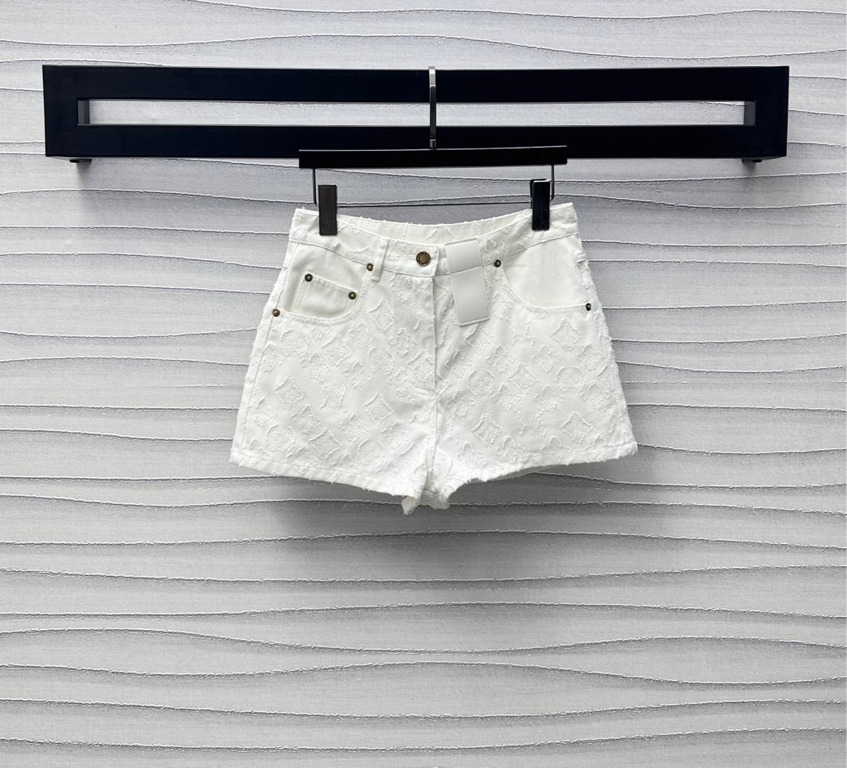 NO:418394,Louis Vuitto*2025 new product is available for the shelves of jacquard denim shorts customized YB imported twill cotton denim material soft and comfortable high waist buckle symmetrical pocket style design to add layering of styling, full-print four-leaf clover letter jacquard logo to highlight the brand tone development of surface accessories Straight wide-leg shorts cut can be matched with vest jackets in the same series. Complete sets of slack and fashionable. Series development High-version, louis vuitton, shorts, jackets & coats, alexander wang19860909Louis Vuitto*2025新品上架提花牛仔短裤定制YB进口斜纹棉牛仔材质 柔软舒适 高腰系扣对称口袋版型设计 增添造型层次感 通体满印四叶草字母提花徽标 彰显品牌调性 面辅料开发 直筒阔腿短裤剪裁 可搭配同系列马甲外套 成套穿搭松弛时髦 系列开发  高版本,,louis vuitton,shorts,jackets & coats,alexander wang,Women's clothing