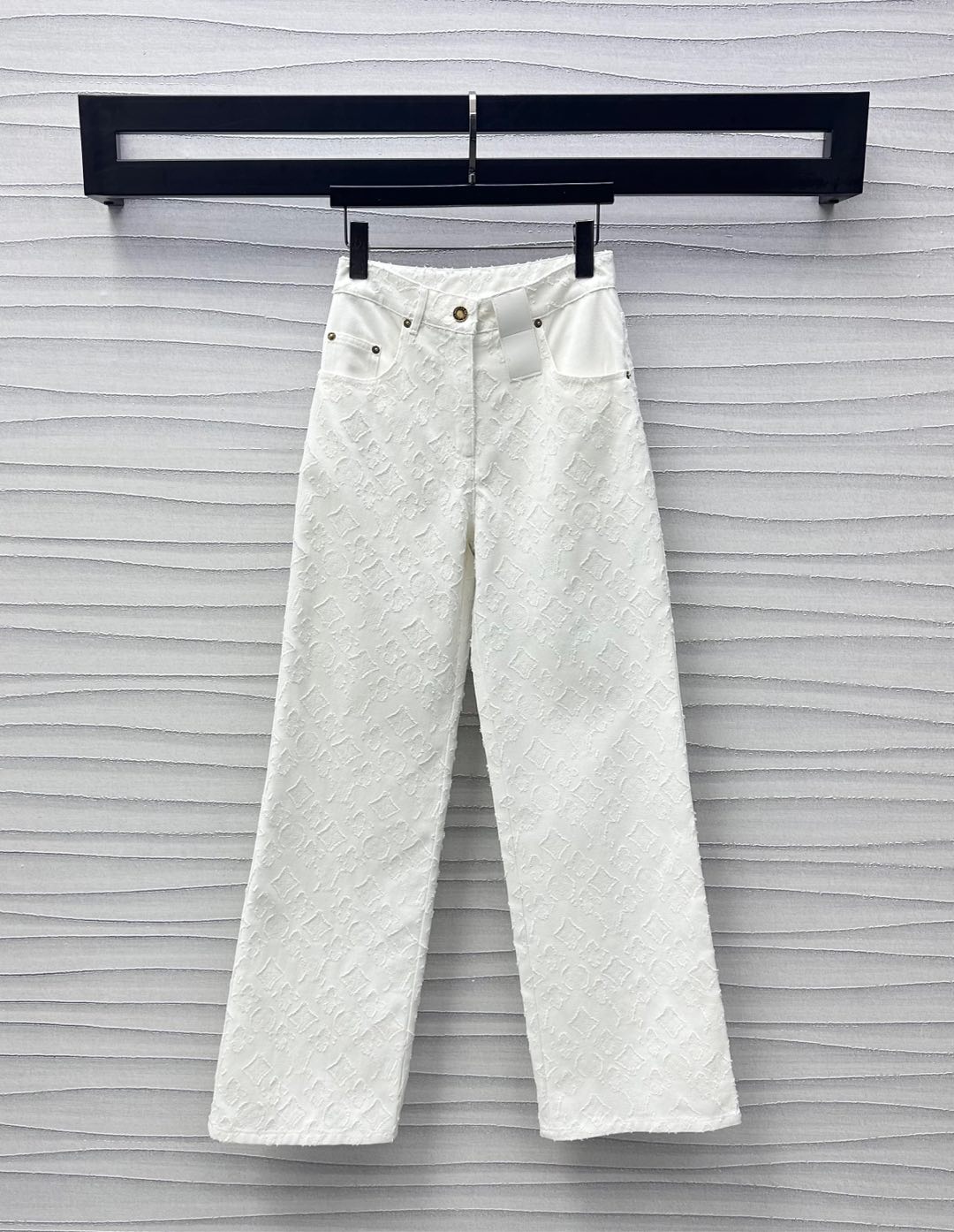 NO:418479,Louis Vuitto*2025 new product is available on the shelves of jacquard denim trousers custom YB imported twill cotton denim material soft and comfortable high waist buckle symmetrical pocket style design to add layering of shape Full-body full-print four-leaf clover letter jacquard logo highlights brand tone development of surface accessories Straight wide-leg trousers tailored with vest jackets in the same series Complete sets of slack and fashionable Series development High-version, louis vuitton, jackets & coats,alexander wang19860909Louis Vuitto*2025新品上架提花牛仔长裤定制YB进口斜纹棉牛仔材质 柔软舒适 高腰系扣对称口袋版型设计 增添造型层次感 通体满印四叶草字母提花徽标 彰显品牌调性 面辅料开发 直筒阔腿长裤剪裁 可搭配同系列马甲外套 成套穿搭松弛时髦 系列开发  高版本,,louis vuitton,jackets & coats,alexander wang,Women's clothing