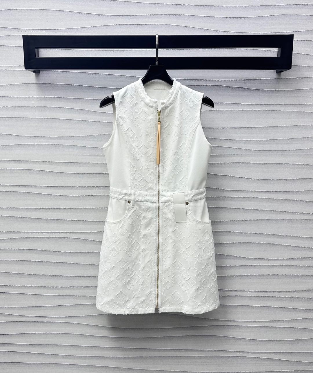 NO:418443,Louis Vuitto*2025 new product is available on the shelves of Jacquard Zipper Denim Skirt Customized YB imported twill cotton denim material Soft and comfortable Use three-dimensional cut of chest and waist lines to create a waist-hugging style. Combined with the adjustment design of open-clad tassel zipper leather buckle to add a sense of styling. Full-body full-print four-leaf clover letter jacquard logo to highlight the brand tone. Face and auxiliary materials development Zipper vest skirt tailoring. Commuter date outfits high-end fashion series development. High-end version,,louis vuitton, skirts, alexander wang19860909Louis Vuitto*2025新品上架提花拉链牛仔裙定制YB进口斜纹棉牛仔材质 柔软舒适 利用胸腰线条立体裁剪打造收腰版型处理 配合开襟流苏拉链皮扣调节设计 增添造型层次感 通体满印四叶草字母提花徽标 彰显品牌调性 面辅料开发 拉链背心裙剪裁 通勤约会穿搭高级时髦 系列开发  高版本,,louis vuitton,skirts,alexander wang,Women's clothing