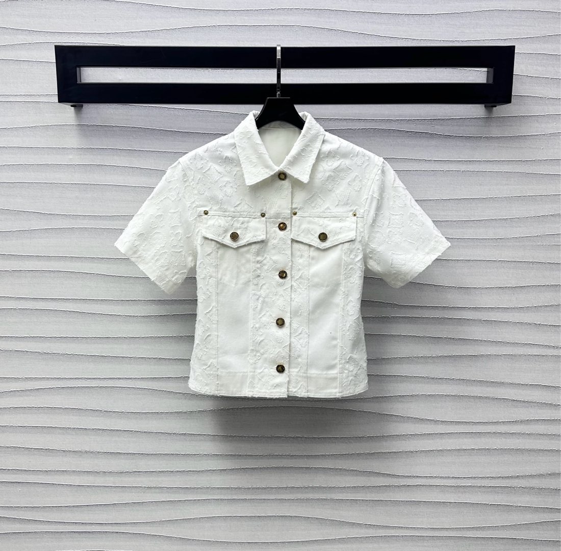 NO:418465,Louis Vuitto*2025 new product is available for the shelves of Jacquard denim jacket custom YB imported twill cotton denim material soft and comfortable chest symmetrical flip pocket design with open-clad lettering metal button adjustment to add layered look The whole body full-print four-leaf clover letter jacquard logo highlights the brand tone development of surface accessories Lapel short-sleeved jacket tailored can be matched with skirts and pants in the same series The set is loose and fashionable Series development High-version, louis vuitton, skirts, jackets & coats, T-shirt, alexander wang19860909Louis Vuitto*2025新品上架提花牛仔外套定制YB进口斜纹棉牛仔材质 柔软舒适 胸前对称翻盖口袋版型设计 配合开襟刻字金属纽扣调节处理 增添造型层次感 通体满印四叶草字母提花徽标 彰显品牌调性 面辅料开发 翻领短袖外套剪裁 可搭配同系列裙裤装 成套穿搭松弛时髦 系列开发  高版本,,louis vuitton,skirts,jackets & coats,T-shirt,alexander wang,Women's clothing