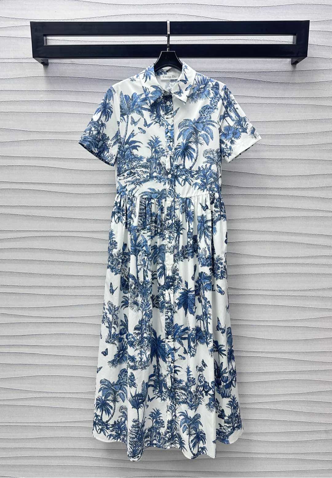 NO:425217,Dio*2025 new product is available for printing belt dress with custom YB imported twill cotton material, glossy and stylish, the whole body is decorated with tropical coconut butterfly printed patterns, highlighting the brand tone, echoing the refreshing and elegant atmosphere of the hot summer, using cutting and details to improve the exquisiteness, the opening buttons are adjustable at will to the elastic slits and make it easier to put on and take off, and with the umbrella-shaped exterior design, adding layered styling, surface auxiliary materials development, short-sleeved dress tailoring, commuting and date outfits high-end temperament, high-end version,,dior, skirts, T-shirt, alexander wang19860909Dio*2025新品上架印花腰带连衣裙定制YB进口斜纹棉材质 光泽垂顺有型 通体饰以热带风情椰树蝴蝶印花图案 彰显品牌调性 呼应炎炎夏日的清爽文雅气息 利用裁剪和细节提升精致度 开襟钮扣随意调节松紧开衩更方便穿脱 配合伞状外扩设计 增添造型层次感 面辅料开发 短袖连衣裙剪裁 通勤约会穿搭高级气质 高版本,,dior,skirts,T-shirt,alexander wang,Women's clothing