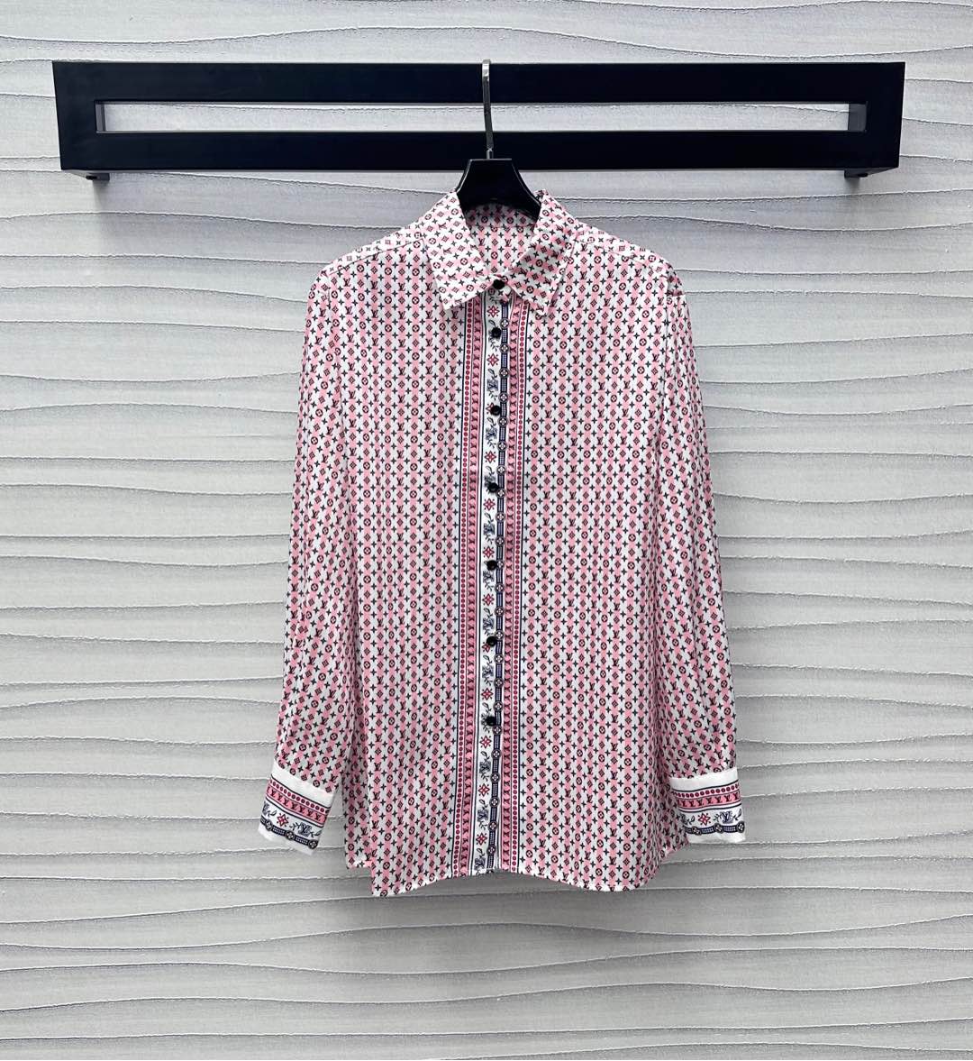NO:422339,Louis Vuitto*2025 new product is available for printing long-sleeved shirts with customized YB imported twill thick material, smooth and comfortable, red and white stripes are decorated with the iconic four-leaf clover element letter pattern, highlighting the brand tone, using the cuff front closure contrasting color design to add styling layering, surface auxiliary materials development, lapel front shoulder shirt tailoring, can be matched with the same series of straight trousers, details echo up and down, complete sets of outfits are brilliant and fashionable, and can also be purchased separately. High-version,,louis vuitton,shirts,alexander wang19860909Louis Vuitto*2025新品上架印花长袖衬衫定制YB进口斜纹稠材质 光泽垂顺舒适 通体红白条纹配合标志性四叶草元素字母图案装饰 彰显品牌调性 沿用袖口前襟包边撞色设计 增添造型层次感 面辅料开发 翻领正肩衬衣剪裁 可搭配同系列直筒长裤 细节上下呼应 成套穿搭出彩时髦 也可分开购入搭配   高版本,,louis vuitton,shirts,alexander wang,Women's clothing