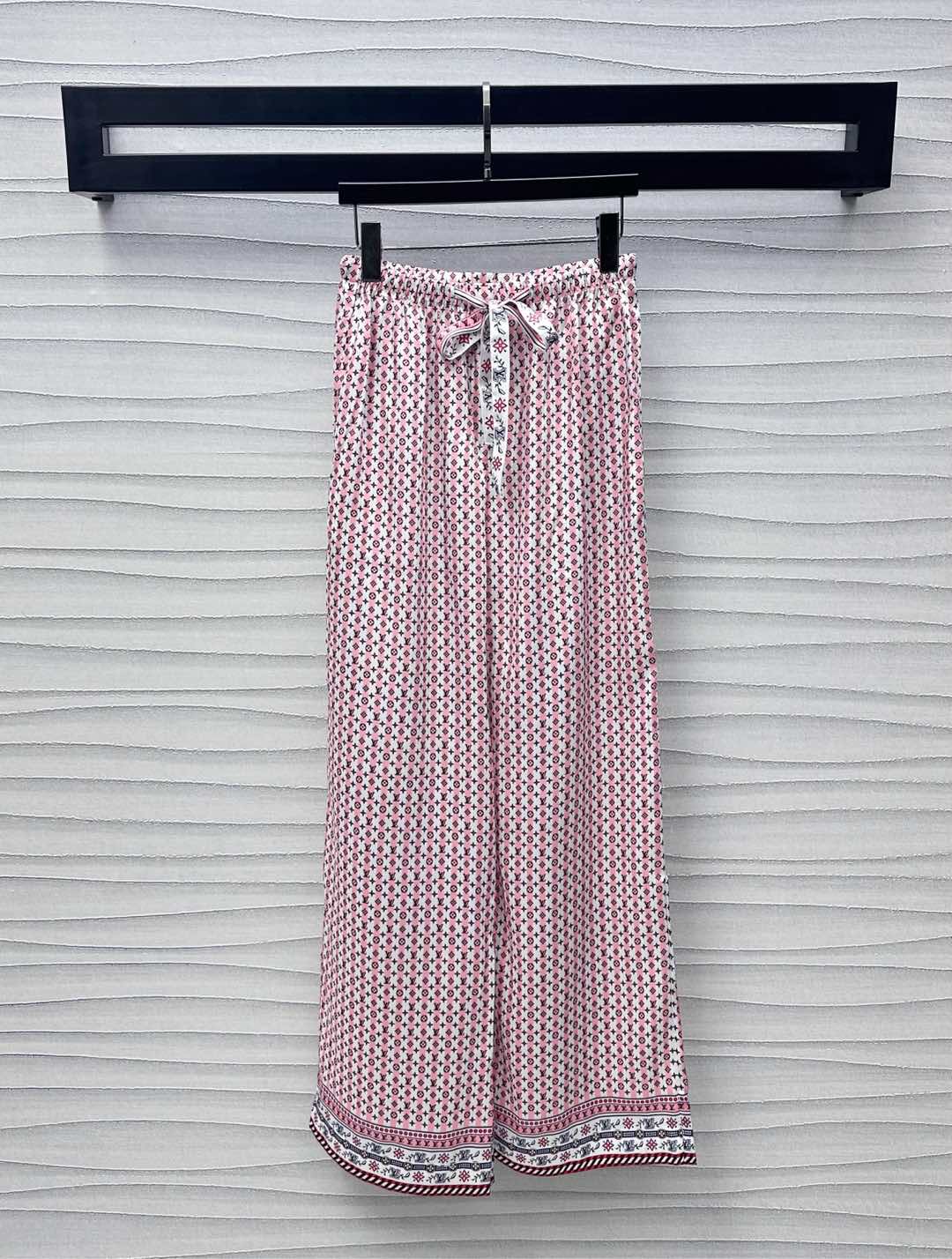 NO:422319,Louis Vuitto*2025 new product is available for printing drawstring trousers customized with YB imported twill thick material, smooth and comfortable, red and white stripes are decorated with the iconic four-leaf clover element letter pattern, highlighting the brand tone, using drawstring trousers leg wrapping to add layered design, surface auxiliary materials development, high waist straight trousers cut, can be matched with the same series of shirts, details echo up and down, complete sets of outfits are brilliant and fashionable, and can also be purchased separately for matching. High-version,,louis vuitton,shirts,alexander wang19860909Louis Vuitto*2025新品上架印花抽绳长裤定制YB进口斜纹稠材质 光泽垂顺舒适 通体红白条纹配合标志性四叶草元素字母图案装饰 彰显品牌调性 沿用抽绳裤腿包边撞色设计 增添造型层次感 面辅料开发 高腰直筒长裤剪裁 可搭配同系列衬衫 细节上下呼应 成套穿搭出彩时髦 也可分开购入搭配   高版本,,louis vuitton,shirts,alexander wang,Women's clothing