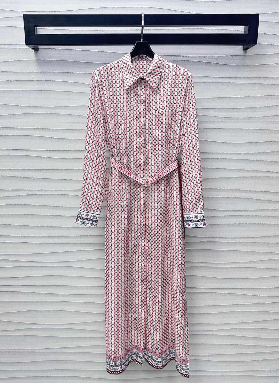 NO:422306,Louis Vuitto*2025 new product is available for printing belt shirt skirt custom YB imported twill thick material, smooth and comfortable, red and white stripes are decorated with the iconic four-leaf clover element letter pattern, highlighting the brand tone, use this cloth belt to outline the body lines, cuff hem, contrasting color design to add styling, facial auxiliary materials development, lapel dress tailoring, commuting and vacation outfits are brilliant and fashionable, high-end version,,louis vuitton, skirts,shirts,alexander wang19860909Louis Vuitto*2025新品上架印花腰带衬衫裙定制YB进口斜纹稠材质 光泽垂顺舒适 通体红白条纹配合标志性四叶草元素字母图案装饰 彰显品牌调性 沿用本布腰带勾勒身形线条袖口下摆包边撞色设计 增添造型层次感 面辅料开发 翻领连衣裙剪裁 通勤度假穿搭出彩时髦   高版本,,louis vuitton,skirts,shirts,alexander wang,Women's clothing