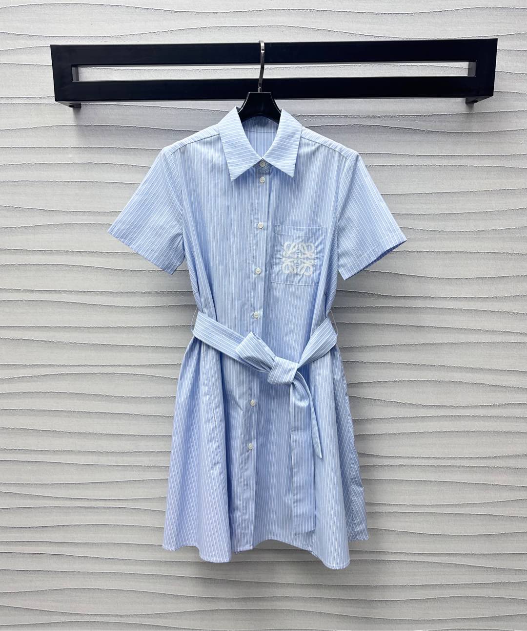 NO:422247,Loew*2025 new product is on the shelves of striped belt dress with custom YB imported twill cotton material, comfortable, breathable and stylish, use open-clad button adjustment design with this cloth belt to outline the body shape, add layering of the shape, easily divide the top short and bottom length, blue and white stripes embroidered chest pocket embroidered logo decoration, highlight the brand tone, surface auxiliary material development, short-sleeved shirt dress tailoring, commuting and date outfits fashionable, high-version, loewe, skirts, T-shirt, alexander wang19860909Loew*2025新品上架条纹腰带连衣裙定制YB进口斜纹全棉材质 舒适透气有型 沿用开襟纽扣调节设计搭配本布腰带勾勒身型 增添造型层次感 轻松划分上短下长好比例 通体蓝白条纹点缀胸前口袋刺绣徽标装饰 彰显品牌调性 面辅料开发 短袖衬衣裙剪裁 通勤约会穿搭时尚洋气  高版本,,loewe,skirts,T-shirt,alexander wang,Women's clothing