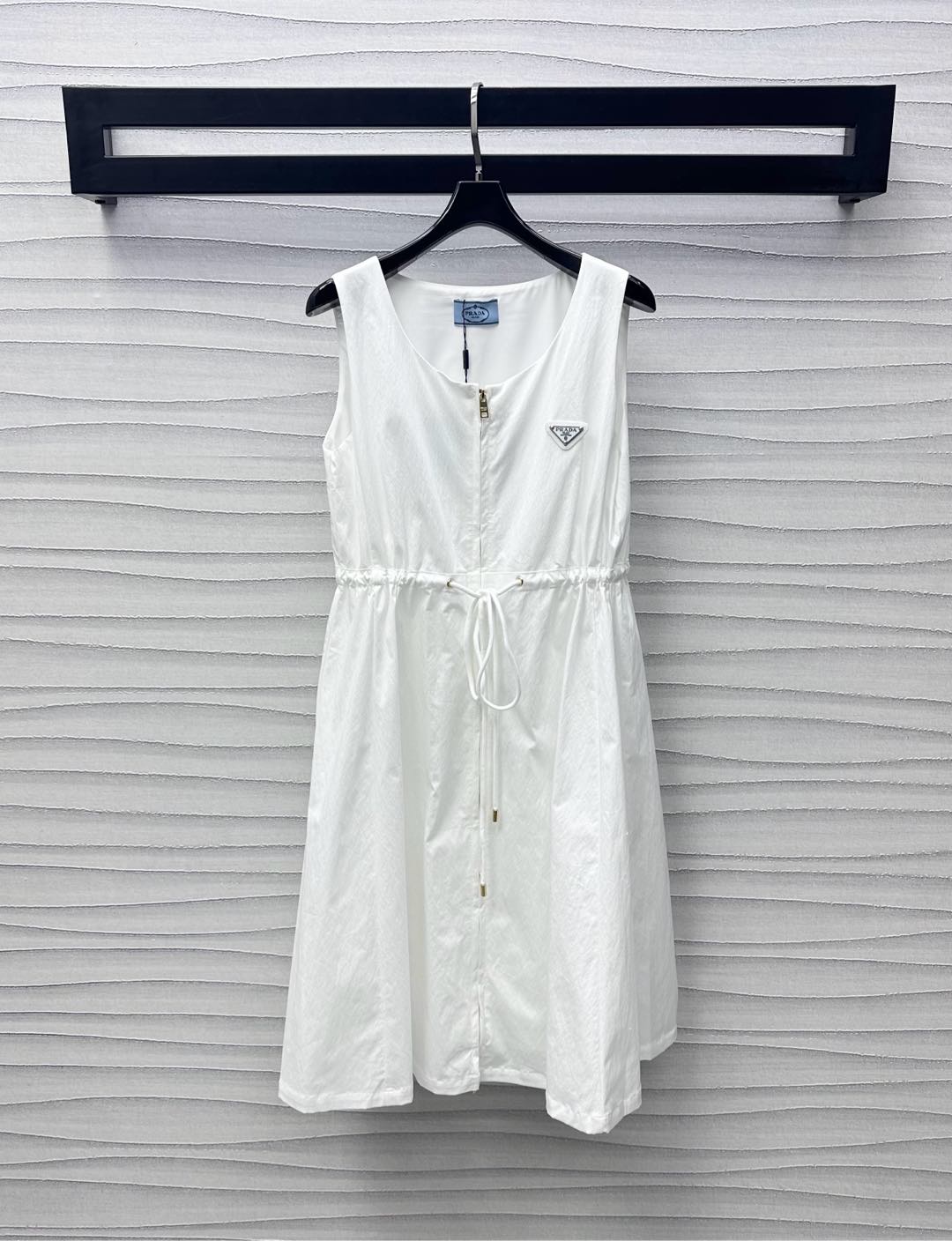 NO:422234,Prad*2025 new product launch drawstring vest skirt custom YB imported cotton-elastic material lightweight, comfortable and breathable, zipper tilt adjustment design and waist drawstring waist treatment to add layering, easy to divide the upper short and lower length ratio, chest embellishment of the iconic triangle logo decoration, highlight the brand tone, surface auxiliary material development, sleeveless dress tailoring, commuting and date wear simple and fashionable, high version 2 colors,,prada, skirts,alexander wang19860909Prad*2025新品上架抽绳背心裙定制YB进口棉纶材质 轻薄舒适透气 沿用拉链开襟调节设计配合腰间抽绳收腰处理 增添造型层次感 轻松划分上短下长好比例 胸前点缀标志性三角徽标装饰 彰显品牌调性 面辅料开发 无袖连衣裙剪裁 通勤约会穿搭简约时髦  高版本2色,,prada,skirts,alexander wang,Women's clothing