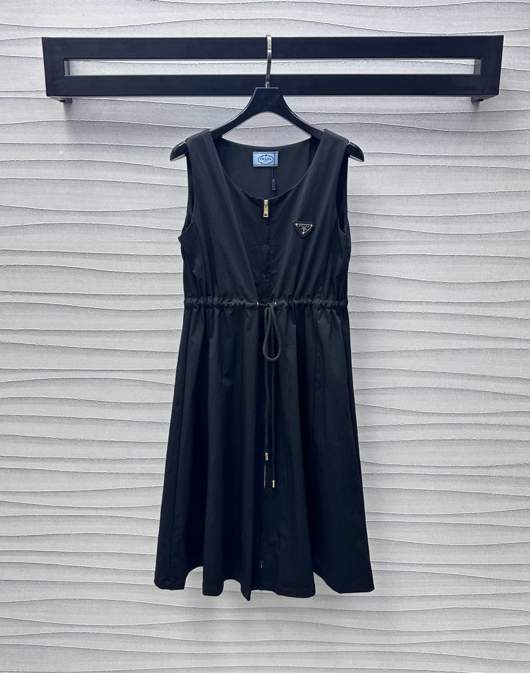 NO:422253,Prad*2025 new product launch drawstring vest skirt custom YB imported cotton-elastic material lightweight, comfortable and breathable, zipper tilt adjustment design and waist drawstring waist treatment to add layering, easy to divide the upper short and lower length ratio, chest embellishment of the iconic triangle logo decoration, highlight the brand tone, surface auxiliary material development, sleeveless dress tailoring, commuting and date wear simple and fashionable, high version 2 colors,,prada, skirts,alexander wang19860909Prad*2025新品上架抽绳背心裙定制YB进口棉纶材质 轻薄舒适透气 沿用拉链开襟调节设计配合腰间抽绳收腰处理 增添造型层次感 轻松划分上短下长好比例 胸前点缀标志性三角徽标装饰 彰显品牌调性 面辅料开发 无袖连衣裙剪裁 通勤约会穿搭简约时髦  高版本2色,,prada,skirts,alexander wang,Women's clothing