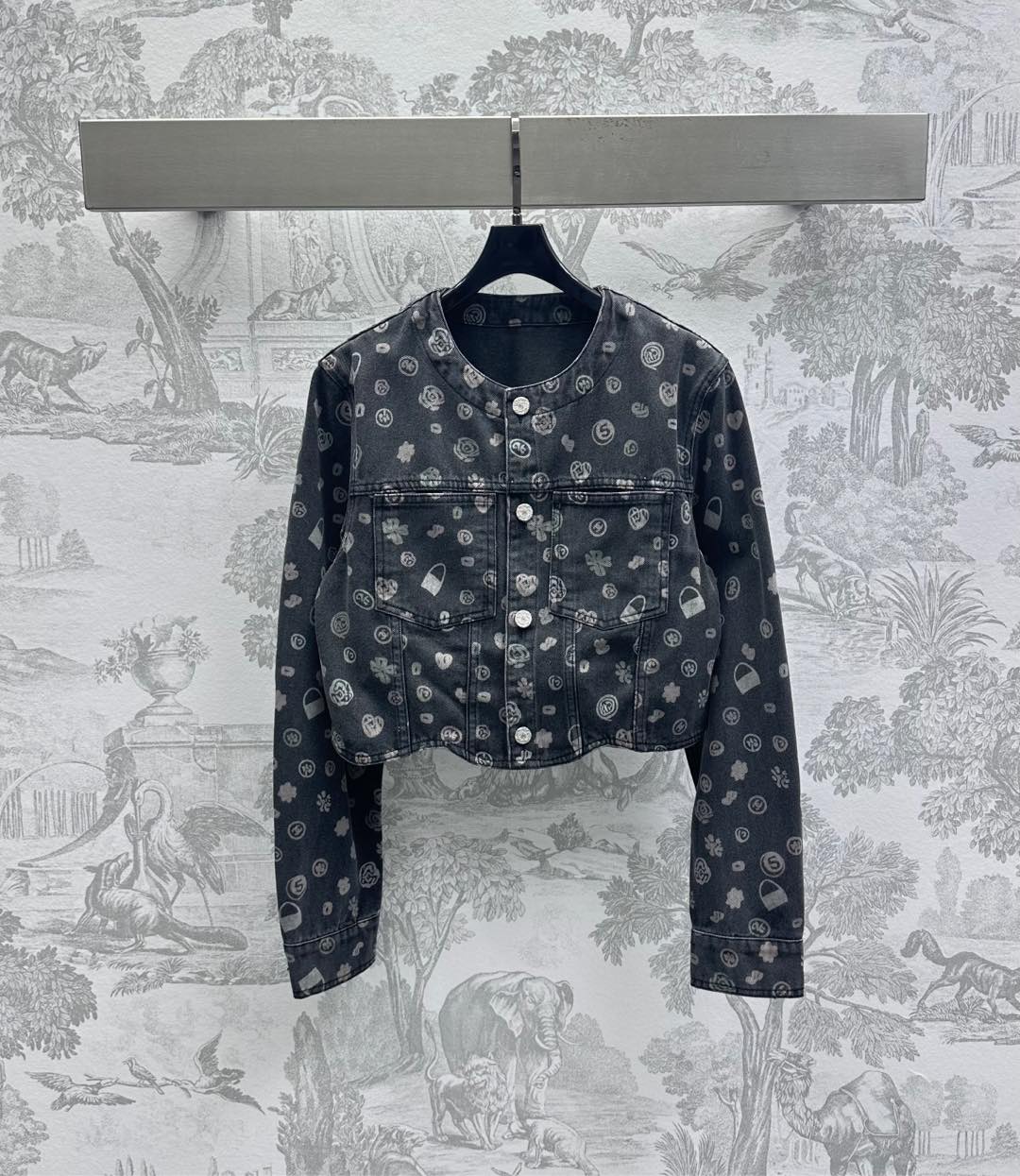 NO:422277,Chane*2025 new product launches laser denim jacket custom YB imported twill cotton denim material, crisp, comfortable and stylish, symmetrical pockets on the chest and irregular contour line cutting design, adding layered look, full-body laser full-print camellia digital element pattern double C letter logo embellishment, highlighting the brand tone, surface auxiliary material development, lapel short jacket tailoring, can be matched with long and shorts in the same series, complete sets of outfits are brilliant and fashionable, high-version 36 38 40,,chanel, shorts, jackets & coats,alexander wang19860909Chane*2025新品上架激光牛仔外套定制YB进口斜纹棉牛仔材质 挺括舒适有型 胸前对称口袋配合下摆不规则轮廓线裁剪设计 增添造型层次感 通体激光满印山茶花数字元素图案双C字母徽标点缀 彰显品牌调性 面辅料开发 翻领短款外套剪裁 可搭配同系列长短裤 成套穿搭出彩时髦  高版本36 38 40,,chanel,shorts,jackets & coats,alexander wang,Women's clothing