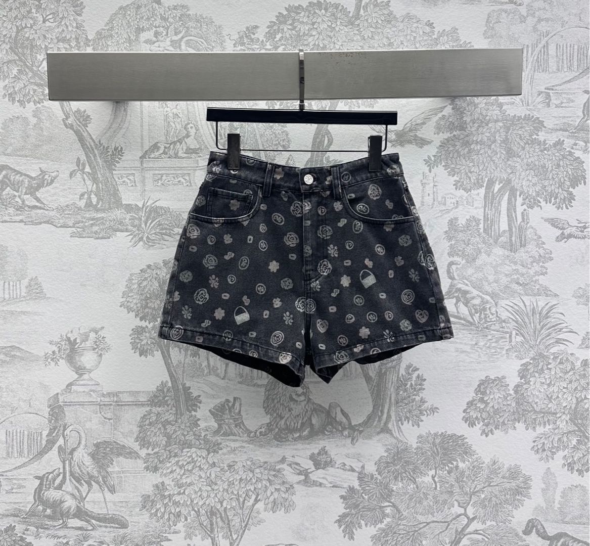 NO:422268,Chane*2025 new product launches laser denim shorts customized YB imported twill cotton denim material, crisp, comfortable and stylish, high-waist buckle symmetrical pockets with contour line cutting design, add layering of styling, laser full-print camellia digital element pattern double C letter logo embellishment, highlighting the brand tone, surface auxiliary material development, high waist wide-leg shorts tailored, can be matched with jackets in the same series, complete sets of outfits are brilliant and fashionable, high version 36 38 40,,chanel, shorts, jackets & coats, jackets & coats, alexander wang19860909Chane*2025新品上架激光牛仔短裤定制YB进口斜纹棉牛仔材质 挺括舒适有型 高腰系扣对称口袋配合轮廓线裁剪设计 增添造型层次感 通体激光满印山茶花数字元素图案双C字母徽标点缀 彰显品牌调性 面辅料开发 高腰阔腿短裤剪裁 可搭配同系列夹克外套 成套穿搭出彩时髦  高版本36 38 40,,chanel,shorts,jackets & coats,jackets & coats,alexander wang,Women's clothing