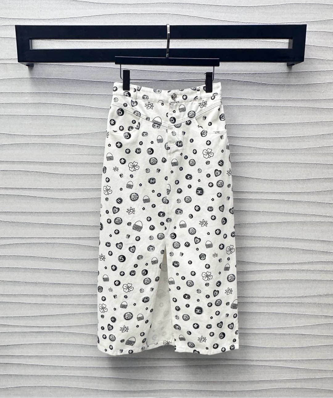 NO:422162,Chane*2025 new product is available for printing denim skirt custom YB imported twill cotton denim material, crisp, comfortable and stylish, multi-enzyme washing process, high waist buckle symmetrical pocket pattern design with slit skirt details, add layering, full-print camellia digital element pattern double C letter logo embellishment, highlight the brand tone, surface auxiliary material development, straight slit skirt tailoring, can be matched with the same series of vests, complete sets of outfits are brilliant and fashionable, high version 36 38 40,,chanel, skirts, alexander wang19860909Chane*2025新品上架印花牛仔半裙定制YB进口斜纹棉牛仔材质 挺括舒适有型 多重酵素水洗工艺处理 高腰系扣对称口袋版型设计配合开衩裙摆细节处理 增添造型层次感 通体满印山茶花数字元素图案双C字母徽标点缀 彰显品牌调性 面辅料开发 直筒开衩半裙剪裁 可搭配同系列马甲 成套穿搭出彩时髦  高版本36 38 40,,chanel,skirts,alexander wang,Women's clothing