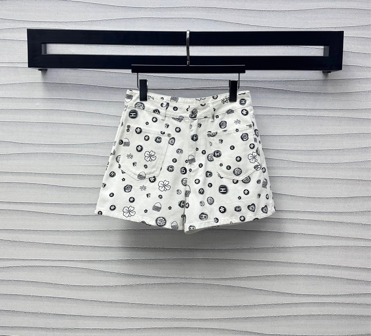 NO:422178,Chane*2025 new product is available for printing denim shorts customized YB imported twill cotton denim material, crisp, comfortable and stylish, multi-enzyme washing process, high waist buckle symmetrical pocket pattern design, add layered shape, full-print camellia digital element pattern double C letter logo embellishment, highlight the brand tone, surface auxiliary material development, high waist wide-leg shorts tailored, can be matched with the same series of vests, complete sets of outfits are brilliant and fashionable, high version 36 38 40,,chanel, shorts,alexander wang19860909Chane*2025新品上架印花牛仔短裤定制YB进口斜纹棉牛仔材质 挺括舒适有型 多重酵素水洗工艺处理 高腰系扣对称口袋版型设计 增添造型层次感 通体满印山茶花数字元素图案双C字母徽标点缀 彰显品牌调性 面辅料开发 高腰阔腿短裤剪裁 可搭配同系列马甲 成套穿搭出彩时髦  高版本36 38 40,,chanel,shorts,alexander wang,Women's clothing