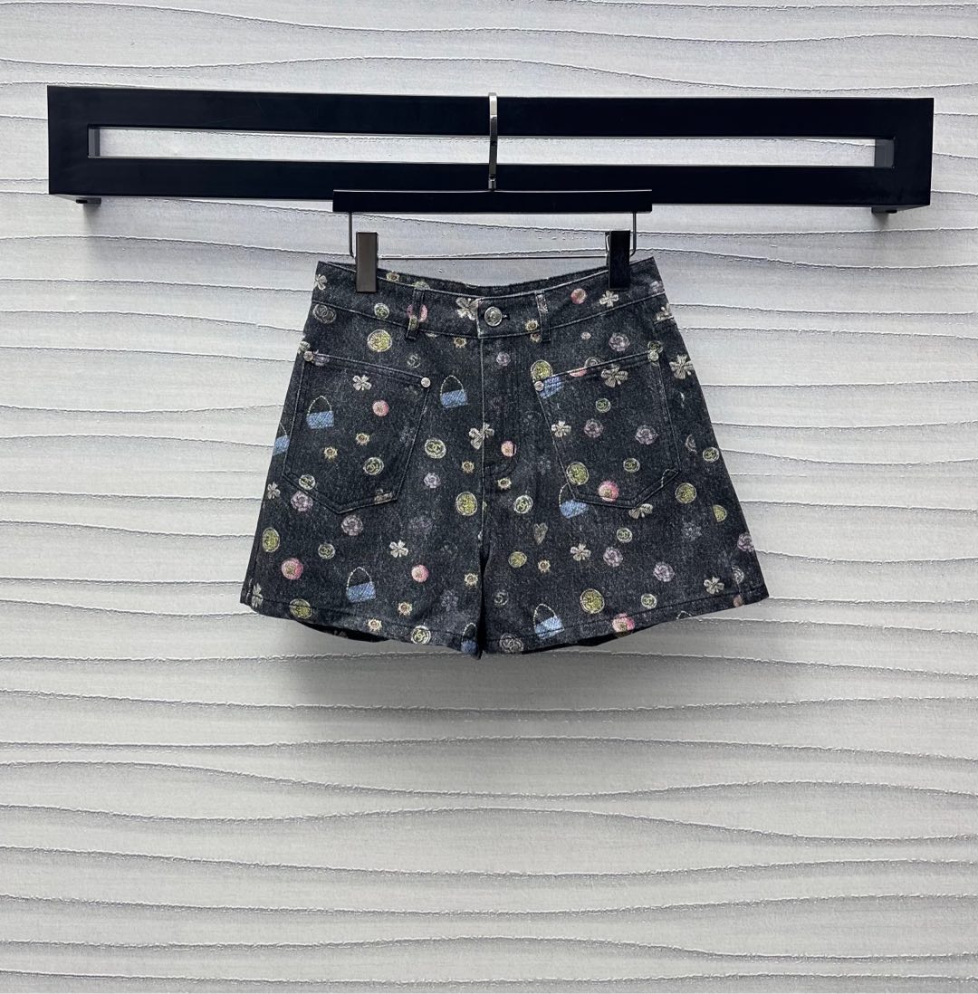 NO:422132,Chane*2025 new product is available on the shelves of color printed denim shorts customized YB imported twill cotton denim material, crisp, comfortable and stylish, multi-enzyme washing process, high-waist buckle symmetrical pocket pattern design, add layered texture, full-print color camellia digital element pattern double C letter logo embellishment, highlight the brand tone, surface auxiliary material development, high-waist wide-leg shorts tailored, can be matched with the same series of vests, complete sets of outfits are brilliant and fashionable, high-version 36 38 40,,chanel, shorts,alexander wang19860909Chane*2025新品上架彩色印花牛仔短裤定制YB进口斜纹棉牛仔材质 挺括舒适有型 多重酵素水洗工艺处理 高腰系扣对称口袋版型设计 增添造型层次感 通体满印彩色山茶花数字元素图案双C字母徽标点缀 彰显品牌调性 面辅料开发 高腰阔腿短裤剪裁 可搭配同系列马甲 成套穿搭出彩时髦   高版本36 38 40,,chanel,shorts,alexander wang,Women's clothing