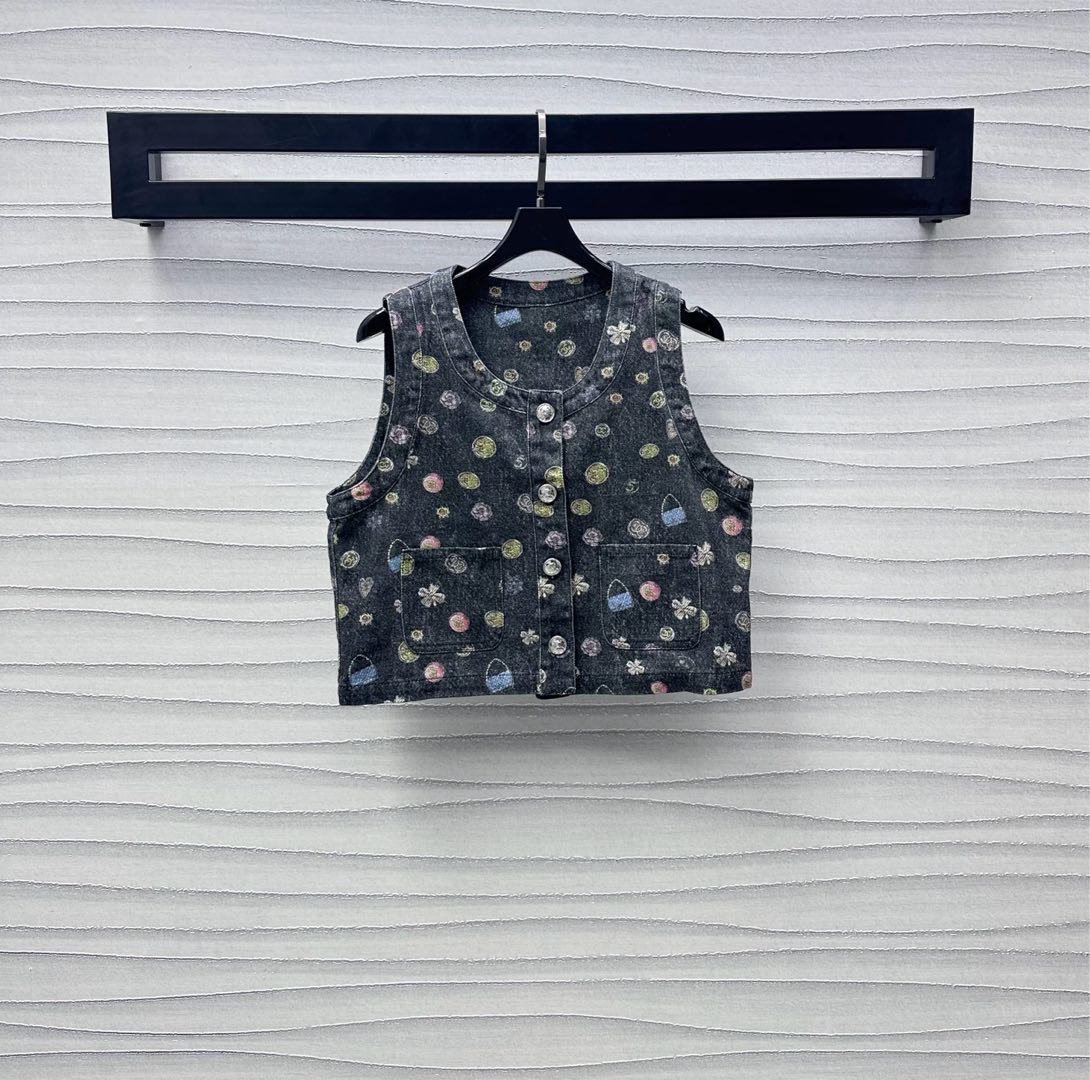 NO:422141,Chane*2025 new product is available on the shelves of color printed denim vest custom YB imported twill cotton denim material, crisp, comfortable and stylish, multi-enzyme washing process, open button adjustment and symmetrical pocket design, add layering, full-print colorful camellia digital element pattern double C letter logo embellishment, highlight the brand tone, surface auxiliary material development, short round neck vest tailoring, can be matched with long and shorts in the same series, complete sets of outfits are brilliant and fashionable, high-version 36 38 40,,chanel, shorts,alexander wang19860909Chane*2025新品上架彩色印花牛仔马甲定制YB进口斜纹棉牛仔材质 挺括舒适有型 多重酵素水洗工艺处理 开襟纽扣调节配合对称口袋设计 增添造型层次感 通体满印彩色山茶花数字元素图案双C字母徽标点缀 彰显品牌调性 面辅料开发 短款圆领马甲剪裁 可搭配同系列长短裤 成套穿搭出彩时髦  高版本36 38 40,,chanel,shorts,alexander wang,Women's clothing