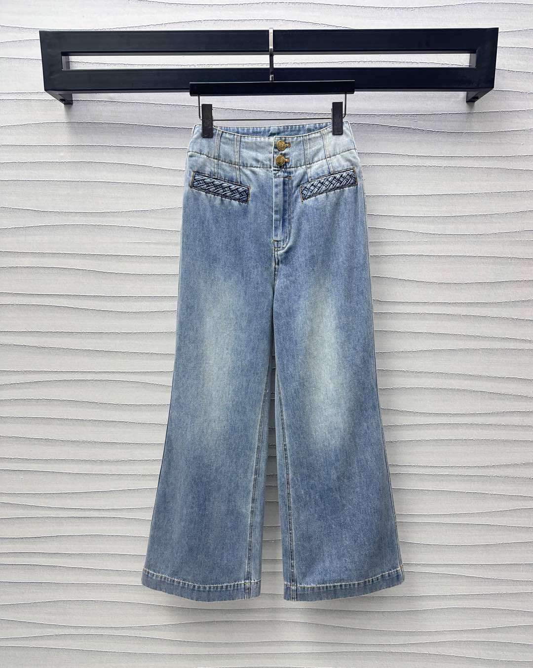 NO:423893,Zimmerman*2025 new product is available for retro jeans with custom YB imported twill cotton denim material, comfortable and draped and stylish, using tailoring and details to enhance the exquisiteness, high-waist buckle design is elegant and elegant, combined with symmetrical pocket woven cutting, add layered look, whole body contour line cut out the leg shape, low-key showing luxury tone, surface auxiliary material development, high waist straight trousers tailored, can be matched with tops in the same series, complete sets of outfits to enhance charm, simple and advanced upper body, high-end version, alexander wang19860909Zimmerman*2025新品上架复古牛仔长裤定制YB进口斜纹棉牛仔材质 舒适垂感有型 利用剪裁和细节提升精致度 高腰系扣版型设计大气优雅 配合对称口袋编织裁剪处理 增添造型层次感 通体轮廓线裁剪勾勒腿形 低调彰显奢华调性 面辅料开发 高腰直筒长裤剪裁 可搭配同系列上衣 成套穿搭柔美气息提升魅力 上身简约高级  高版本,,alexander wang,Women's clothing