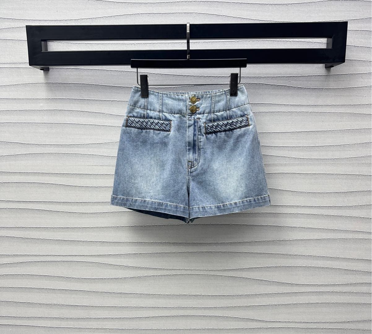 NO:423857,Zimmerman*2025 new product is available for retro denim shorts customized YB imported twill cotton denim material. Comfortable and draped and stylish. Use tailoring and details to enhance the exquisiteness. The high-waist buckle design is elegant and elegant. With symmetrical pocket woven cutting, it adds a sense of styling. The whole body contour line cuts out the leg shape. Low-key highlights the luxury tone. The surface auxiliary material development. High-waist straight-leg shorts cut can be matched with the same series of tops. The set of outfits is soft and elegant to enhance the charm. The upper body is simple and advanced. High-end version, shorts, alexander wang19860909Zimmerman*2025新品上架复古牛仔短裤定制YB进口斜纹棉牛仔材质 舒适垂感有型 利用剪裁和细节提升精致度 高腰系扣版型设计大气优雅 配合对称口袋编织裁剪处理 增添造型层次感 通体轮廓线裁剪勾勒腿形 低调彰显奢华调性 面辅料开发 高腰直筒短裤剪裁 可搭配同系列上衣 成套穿搭柔美气息提升魅力 上身简约高级  高版本,,shorts,alexander wang,Women's clothing