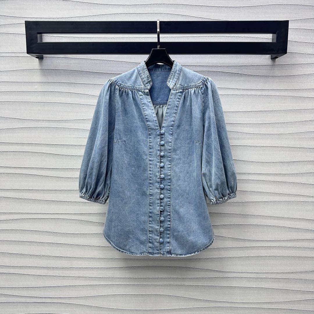 NO:423876,Zimmerman*2025 new product is available for retro denim shirts, customized YB imported twill cotton denim material, comfortable and draped, and stylish, using tailoring and details to enhance the exquisiteness. The shoulder-drop rotator sleeve design is elegant and elegant. It is matched with open-clad button adjustment to add a sense of styling. The whole body contour line cutting design is low-key to show luxury tone. The development of surface accessories. Short-sleeved shirts can be matched with long and shorts in the same series. The set of outfits is soft and elegant to enhance the charm. The upper body is simple and advanced. High-end version, shorts, shirts, T-shirts, alexander wang19860909Zimmerman*2025新品上架复古牛仔衬衫定制YB进口斜纹棉牛仔材质 舒适垂感有型 利用剪裁和细节提升精致度 落肩肩袖设计大气优雅 搭配开襟纽扣调节处理 增添造型层次感 通体轮廓线裁剪设计 低调彰显奢华调性 面辅料开发 短袖衬衣剪裁 可搭配同系列长短裤 成套穿搭柔美气息提升魅力 上身简约高级  高版本,,shorts,shirts,T-shirt,alexander wang,Women's clothing