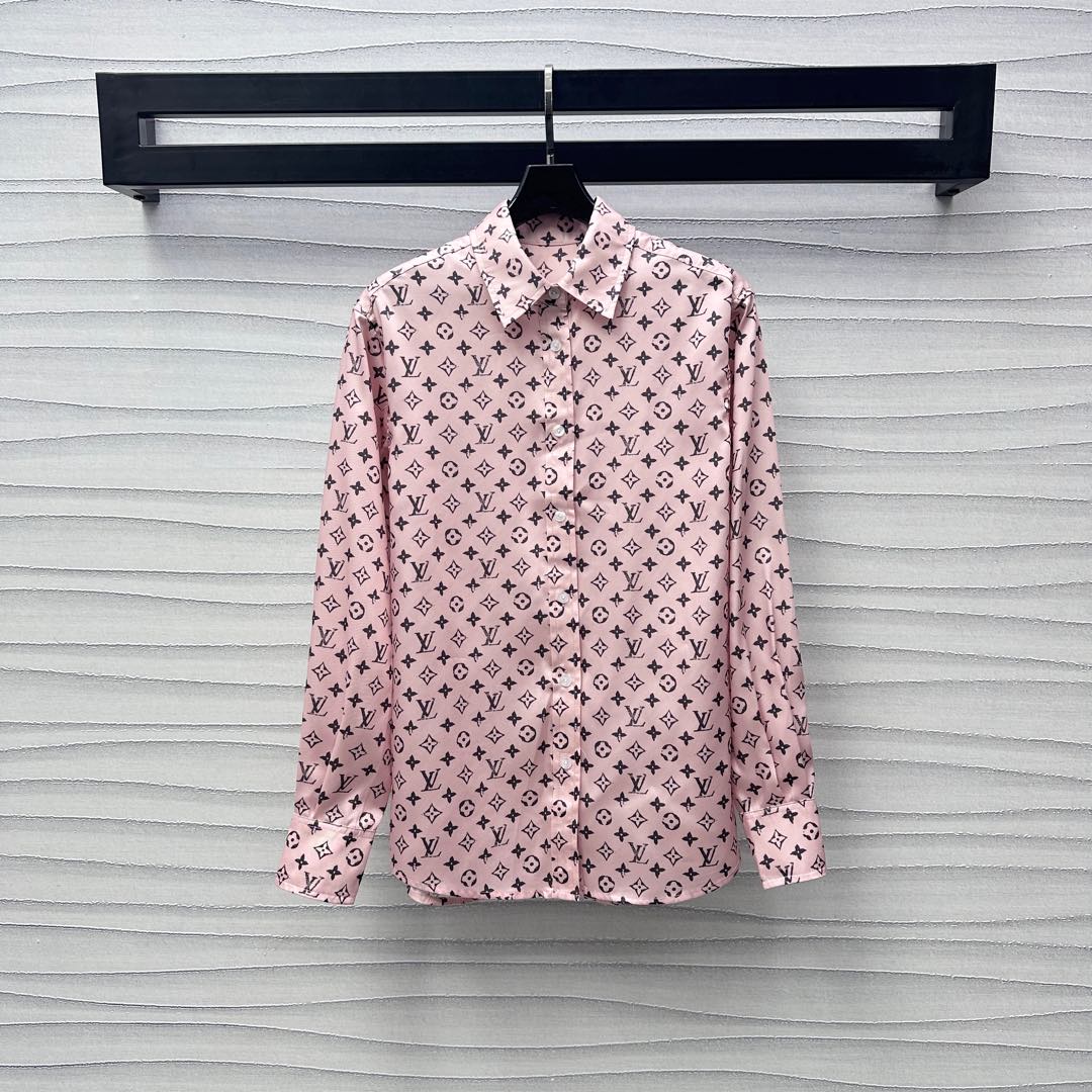 NO:423970,Louis Vuitto*2025 new product is available for printing long-sleeved shirts with custom YB imported twill thick material, smooth and comfortable, full-print iconic four-leaf clover letter logo pattern, highlighting the brand tone, exquisite pointed collar and single-row button adjustment design for the front cloak to add layered look, surface auxiliary material development, shoulder lapel shirt tailoring, commuting and date outfit high-end,,louis vuitton,shirts,alexander wang19860909Louis Vuitto*2025新品上架印花长袖衬衫定制YB进口斜纹稠材质 光泽垂顺舒适 通体满印标志性四叶草字母徽标图案 彰显品牌调性 精致尖领配合前襟单排纽扣调节设计 增添造型层次感 面辅料开发 正肩翻领衬衣剪裁 通勤约会穿搭高级时髦 高版本,,louis vuitton,shirts,alexander wang,Women's clothing