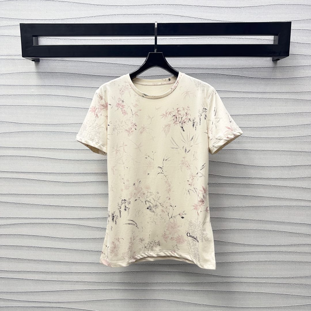 NO:423793,Dio*2025 new product is on the shelves of round neck print custom YB imported cotton material breathable and comfortable, full texture, full of active full-print orchid new Chinese printing pattern elements, highlighting the brand tone, surface auxiliary material development, regular short-sleeved T-shirt cut single wear inner wear, outstanding and fashionable, high-version, dior, T-shirt,tees, t-shirt,alexander wang19860909Dio*2025新品上架圆领印花定制YB进口全棉材质 透气舒适 质感十足 通体活性满印兰草新中式印花图案元素 彰显品牌调性 面辅料开发 常规短袖T恤剪裁单穿内搭出彩时髦 高版本,,dior,T-shirt,tees，t-shirt,alexander wang,Women's clothing
