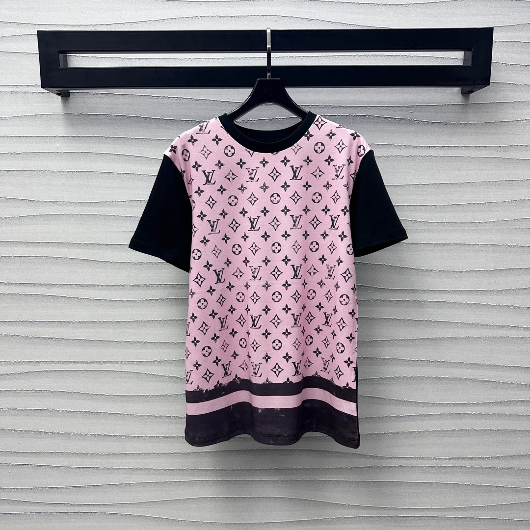 NO:423949,Louis Vuitto*2025 new product is available on the shelves of round neck color-blocking prints customized YB imported mercerized cotton material breathable and comfortable, full texture, with a large front body full of four-leaf clover letter logo printing pattern highlighting the brand tone The cuff hem is colliding black splicing design on the back to add styling layering, surface auxiliary material development, regular short-sleeved T-shirt tailoring, single wear inner wear, outstanding and fashionable, high version 2 colors,,louis vuitton, T-shirt,tees, t-shirt,alexander wang19860909Louis Vuitto*2025新品上架圆领拼色印花定制YB进口丝光全棉材质 透气舒适 质感十足 正面大身满印四叶草字母徽标印花图案 彰显品牌调性 袖口下摆背面碰撞黑色拼接设计 增添造型层次感 面辅料开发 常规短袖T恤剪裁 单穿内搭出彩时髦 高版本2色,,louis vuitton,T-shirt,tees，t-shirt,alexander wang,Women's clothing