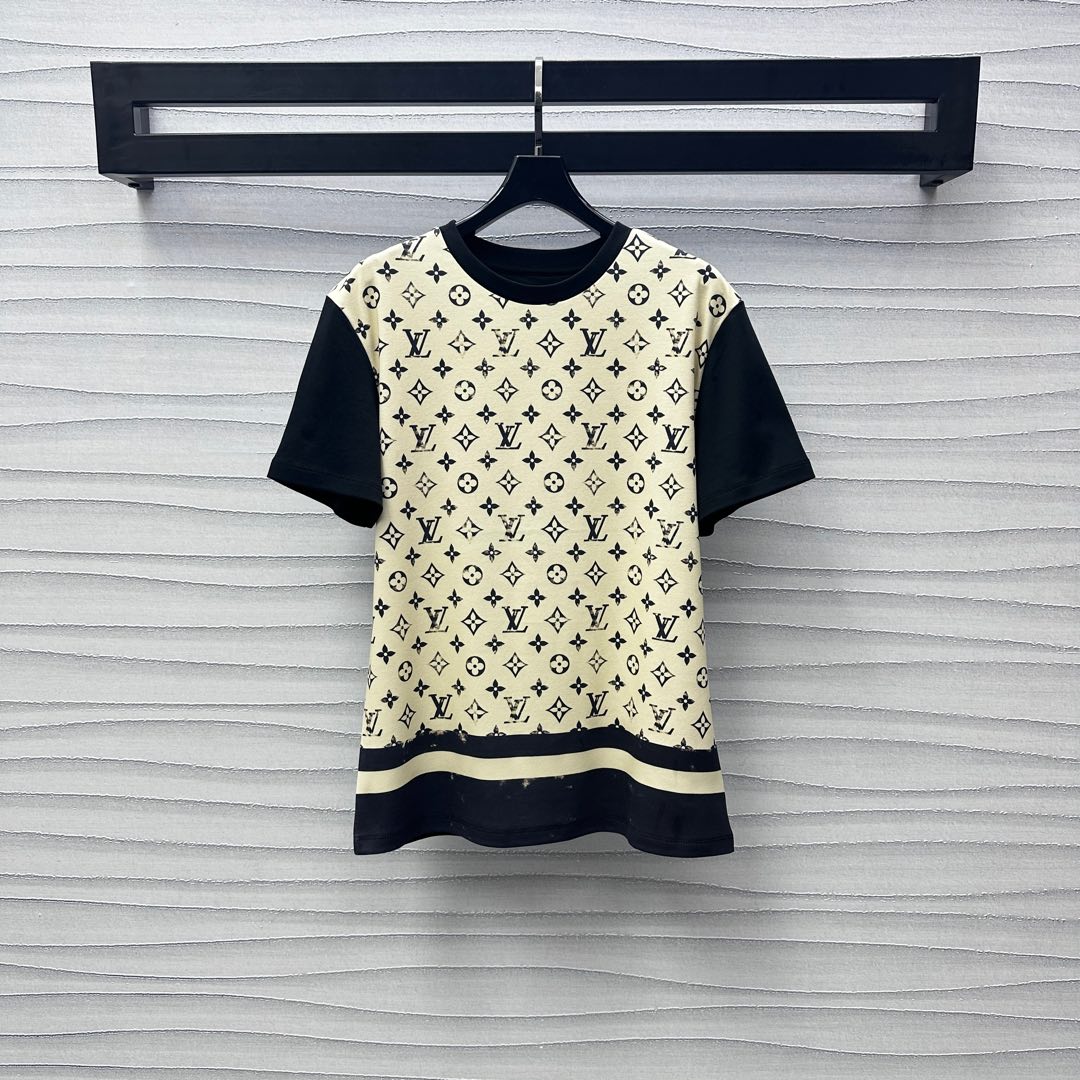 NO:423931,Louis Vuitto*2025 new product is available on the shelves of round neck color-blocking prints customized YB imported mercerized cotton material breathable and comfortable, full texture, with a large front body full of four-leaf clover letter logo printing pattern highlighting the brand tone The cuff hem is colliding black splicing design on the back to add styling layering, surface auxiliary material development, regular short-sleeved T-shirt tailoring, single wear inner wear, outstanding and fashionable, high version 2 colors,,louis vuitton, T-shirt,tees, t-shirt,alexander wang19860909Louis Vuitto*2025新品上架圆领拼色印花定制YB进口丝光全棉材质 透气舒适 质感十足 正面大身满印四叶草字母徽标印花图案 彰显品牌调性 袖口下摆背面碰撞黑色拼接设计 增添造型层次感 面辅料开发 常规短袖T恤剪裁 单穿内搭出彩时髦 高版本2色,,louis vuitton,T-shirt,tees，t-shirt,alexander wang,Women's clothing