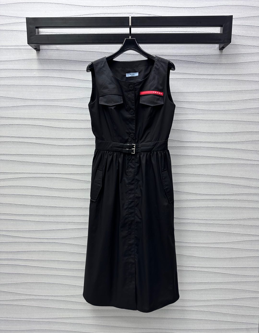 NO:423932,Prad*2025 new product is available for belt, workwear vest skirt, custom-made YB imported imported cotton material, light, comfortable and breathable, use half-plate button adjustment with waist leather buckle belt design, add layeredness, easy to divide the upper and lower length ratio, extremely tolerance for the figure, create a casual and relaxed workwear style outfit, add casual atmosphere, symmetrical flip pockets on the chest embellish the iconic letter offset decoration, highlight the brand tone, surface auxiliary material development, sleeveless dress tailoring, commuting and date outfits are more fashionable, high version,, prada, skirts, alexander wang19860909Prad*2025新品上架腰带工装背心裙定制YB进口进口全棉材质 轻薄舒适透气 沿用半开襟纽扣调节配合腰间皮扣腰带设计 增添造型层次感 轻松划分上短下长好比例 对身材包容度极高 打造休闲松弛感满分的工装风穿搭 增加休闲气息 胸前对称翻盖口袋点缀标志性字母胶印装饰 彰显品牌调性 面辅料开发 无袖连衣裙剪裁 通勤约会穿搭更显潮流时髦  高版本,,prada,skirts,alexander wang,Women's clothing