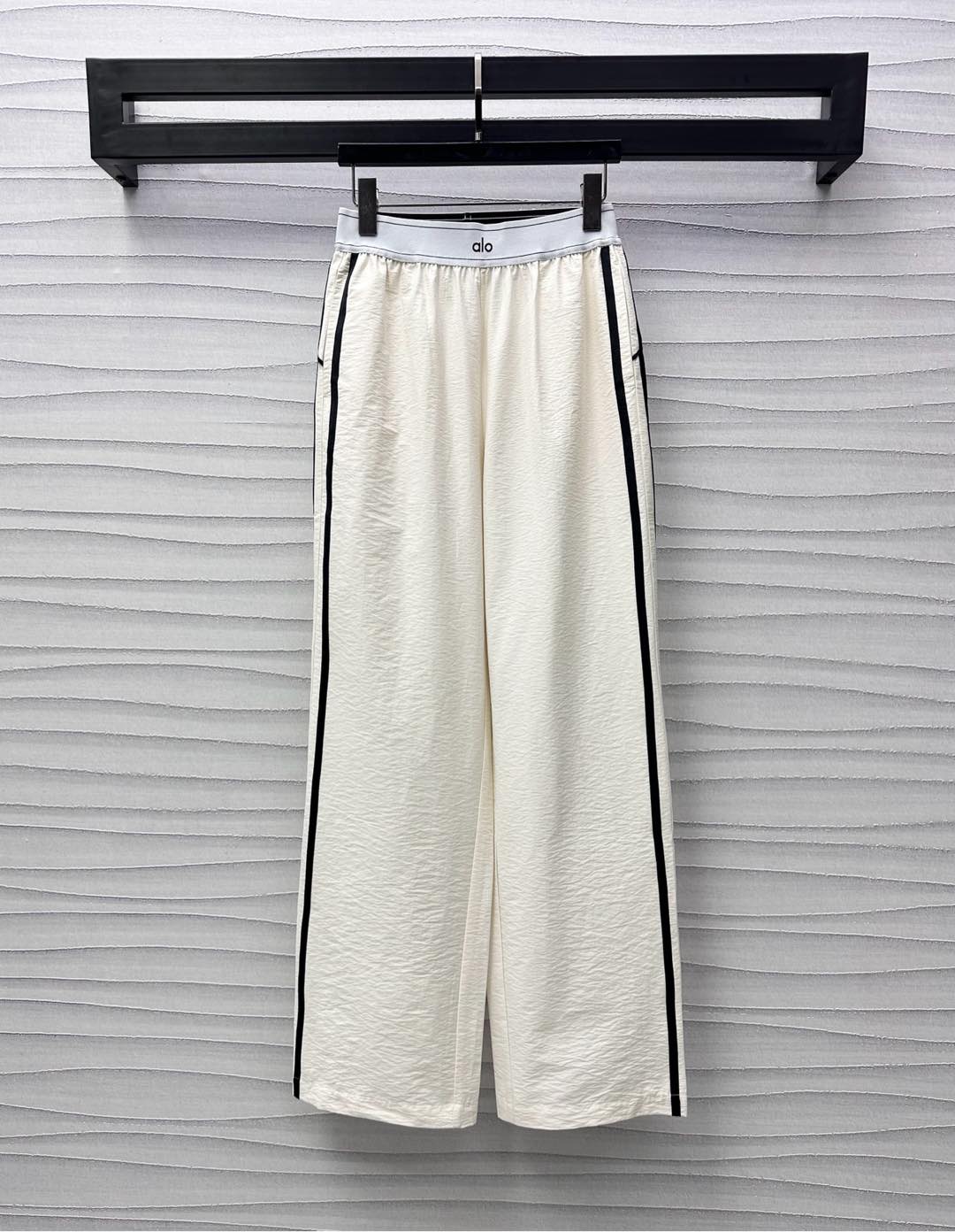 NO:423906,Alo*2025 new product launches with straight trousers customized with straight trousers YB imported acetic acid material, smooth and comfortable, not easy to wrinkle, more advanced texture, iconic letter logo webbing adjustment design at waist, highlighting the brand tone, contrasting black edge strips throughout the body, adding layered texture, surface auxiliary materials development, high waist wide-leg trousers tailoring, three-dimensional tailoring is more suitable for the legs of the body, inclusive figure shows the good proportion of long legs, commuting casual outfits high-end and fashionable, high-version 2 colors,,alexander wang19860909alo*2025新品上架织带直筒长裤定制YB进口醋酸材质 光泽垂顺舒适 穿搭不易皱褶 质感更为高级 腰间点缀标志性字母徽标织带调节设计 彰显品牌调性 通体沿用撞色黑色边条装饰 增添造型层次感 面辅料开发 高腰阔腿长裤剪裁 立体剪裁更贴合人身腿部线条 包容身材展现长腿好比例 通勤休闲穿搭高级时髦  高版本2色,,alexander wang,Women's clothing