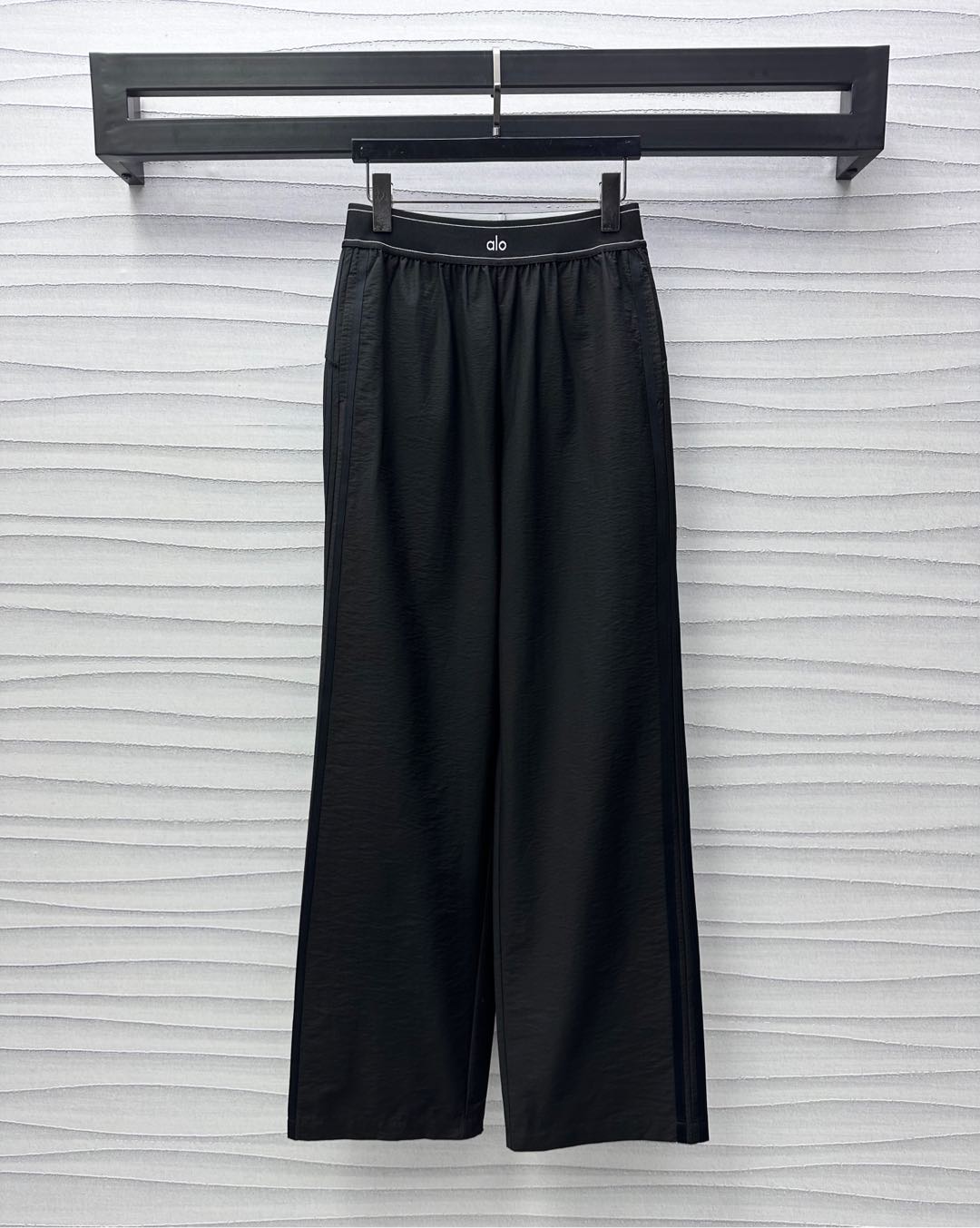 NO:423895,Alo*2025 new product launches with straight trousers customized with straight trousers YB imported acetic acid material, smooth and comfortable, not easy to wrinkle, more advanced texture, iconic letter logo webbing adjustment design at waist, highlighting the brand tone, contrasting black edge strips throughout the body, adding layered texture, surface auxiliary materials development, high waist wide-leg trousers tailoring, three-dimensional tailoring is more suitable for the legs of the body, inclusive figure shows the good proportion of long legs, commuting casual outfits high-end and fashionable, high-version 2 colors,,alexander wang19860909alo*2025新品上架织带直筒长裤定制YB进口醋酸材质 光泽垂顺舒适 穿搭不易皱褶 质感更为高级 腰间点缀标志性字母徽标织带调节设计 彰显品牌调性 通体沿用撞色黑色边条装饰 增添造型层次感 面辅料开发 高腰阔腿长裤剪裁 立体剪裁更贴合人身腿部线条 包容身材展现长腿好比例 通勤休闲穿搭高级时髦  高版本2色,,alexander wang,Women's clothing