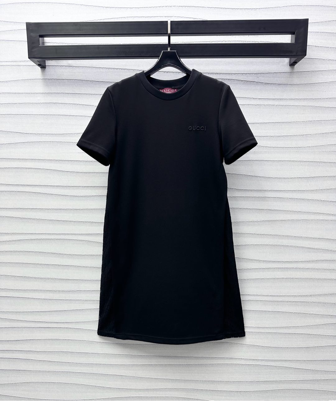 NO:423952,Gucc*2025 new product is available for the shelves of short-sleeved cotton dress with custom YB imported twill cotton material, comfortable and smooth, full texture, iconic letter embroidery logo decoration on the chest, highlighting the brand tone, lace splicing effect on the waist, adding layered styling, surface auxiliary materials development, short-sleeved dress tailoring, inclusive figure, slimmer, modifying leg lines, and more casual and relaxed style. High-version, gucci, skirts, T-shirts, alexander wang19860909Gucc*2025新品上架短袖全棉连衣裙定制YB进口斜纹全棉材质 舒适垂顺 质感十足 胸前点缀标志性字母刺绣徽标装饰 彰显品牌调性 腰侧沿用蕾丝拼接效果 增添造型层次感 面辅料开发 短袖连衣裙剪裁 包容身材更显瘦 修饰腿部线条 穿搭更显休闲松弛风格  高版本,,gucci,skirts,T-shirt,alexander wang,Women's clothing