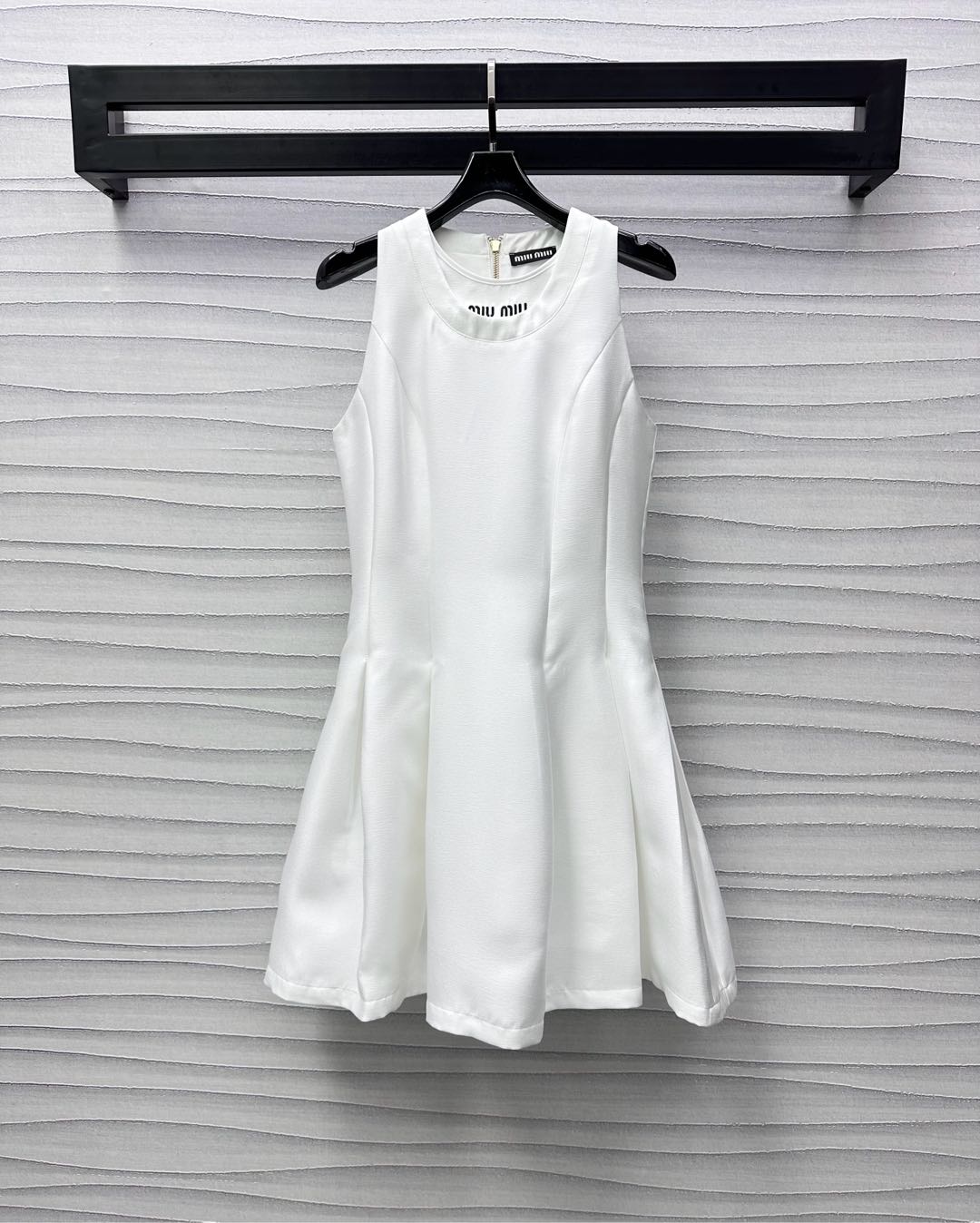 NO:423918,Miumi*2025 new product is on the shelves, waist-closed pleated vest skirt, customized YB imported heavy acetic acid material, glossy and high-end, voxel color is classic and versatile and durable, spliced ​​double-layer neckline design, add layered look, matched with the embroidery logo embossing the brand tone, enhance the sense of exquisiteness, surface auxiliary material development, round neck vest skirt tailoring, length skirt modification legs, three-dimensional pleated skirt cut, easy to divide the upper short and lower length ratio, extremely tolerant to the figure, make the outfit comfortable without losing elegance, highlight the brand style, meet various needs for commuting and dating, high version,,miumiu, skirts, alexander wang19860909Miumi*2025新品上架收腰压褶背心裙定制YB进口重磅醋酸材质 光泽垂顺高级 通体素色经典百搭又耐看 拼接双层领口设计 增添造型层次感 配合标志性字母刺绣徽标点缀 彰显品牌调性 提升精致感 面辅料开发 圆领背心裙剪裁 长度裙摆修饰腿部 立体压褶裙摆裁剪轻松划分上短下长好比例 对身材包容度极高 让穿搭舒适而不失优雅 突出品牌格调 满足通勤约会多种需求  高版本,,miumiu,skirts,alexander wang,Women's clothing