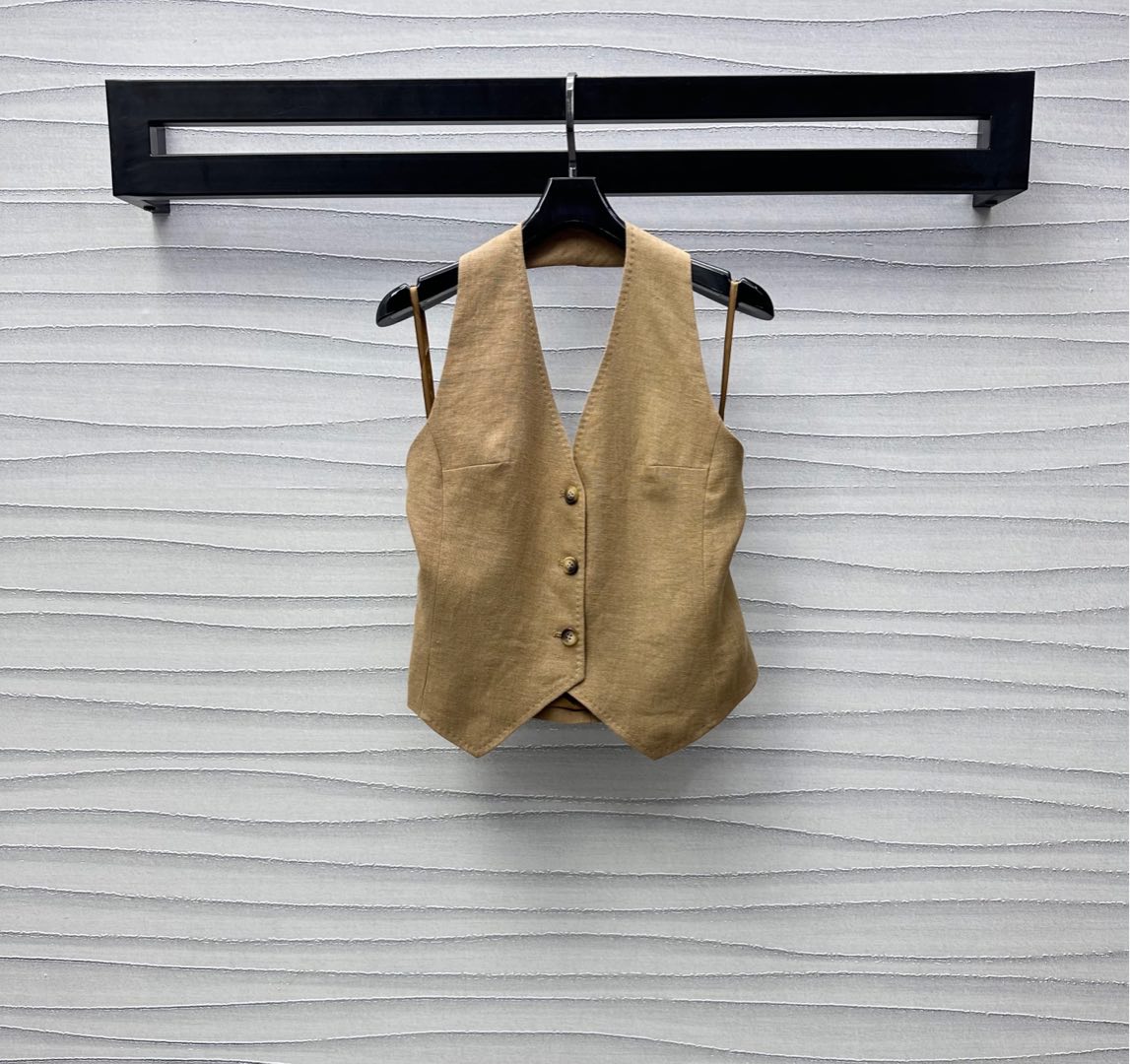 NO:425256,Maxmar*2025 new product is available on the shelves of plain cotton and linen halter neck vest custom YB imported linen twill cotton material, comfortable and smooth, hang neck and backless design and front closure adjustment to add layering of styling, high-end plain color and low-key luxury, surface auxiliary material development, halter neck vest tailoring, can be matched with the same series of trousers, complete sets of outfits show high-quality temperament and style. High-end version,,alexander wang19860909Maxmar*2025新品上架素色棉麻挂脖背心定制YB进口亚麻斜纹棉材质 舒适垂顺流畅 沿用挂脖露背设计配合前襟圆扣调节 增添造型层次感 高级素色低调奢华 面辅料开发 挂脖马甲剪裁 可搭配同系列长裤 成套穿搭展现高知气质风姿  高版本,,alexander wang,Women's clothing