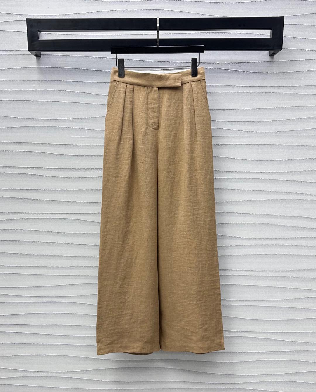 NO:425230,Maxmar*2025 new product is available on the shelves of plain cotton and linen wide-leg trousers. Customized YB imported linen twill cotton. Comfortable and smooth. Continue to the symmetrical pocket style design with high waist buckle. Loose silhouette is simple and atmospheric. Add a sense of styling. High-quality plain colors are low-key and luxurious. Show the brand tone. Developed with auxiliary materials. High-waisted straight trousers tailored. Can be matched with the same series of vest jackets. Complete sets of outfits show high-quality temperament. High-version,, jackets & coats,alexander wang19860909Maxmar*2025新品上架素色棉麻阔腿长裤定制YB进口亚麻斜纹棉材质 舒适垂顺流畅 沿用高腰系扣对称口袋版型设计 宽松廓形简约大气 增添造型层次感 高级素色低调奢华 彰显品牌调性 面辅料开发 高腰直筒长裤剪裁 可搭配同系列马甲外套 成套穿搭展现高知气质风姿  高版本,,jackets & coats,alexander wang,Women's clothing