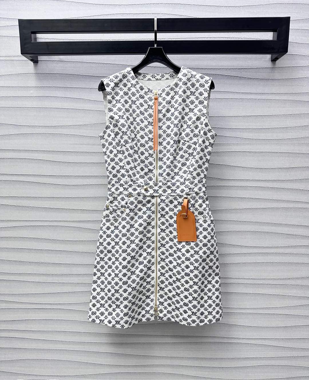 NO:425333,Louis Vuitto*2025 new product is available for printed sleeveless dress custom YB imported twill cotton material, crisp, comfortable and stylish, full-print iconic four-leaf clover letter logo pattern, highlighting the brand tone, open-label zipper adjustment design is easy to put on and off, three-dimensional cutting of chest and waist lines, engraved leather label embellishment decoration, add layered look, surface auxiliary materials development, zipper vest skirt tailoring, commuting and date outfits, series development, high-end version,,louis vuitton, skirts, alexander wang19860909Louis Vuitto*2025新品上架印花无袖连衣裙定制YB进口斜纹棉材质 挺括舒适有型 通体满印标志性四叶草字母徽标图案 彰显品牌调性 开襟拉链调节设计方便穿脱 配合胸腰线条立体裁剪 刻印皮标点缀装饰 增添造型层次感 面辅料开发 拉链背心裙剪裁 通勤约会穿搭出彩时髦 系列开发 高版本,,louis vuitton,skirts,alexander wang,Women's clothing