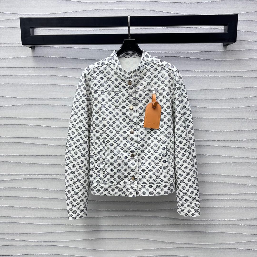 NO:425302,Louis Vuitto*2025 new product is available for printed jackets custom-made YB imported twill cotton. It is crisp, comfortable and stylish. The whole body is full of the iconic four-leaf clover letter logo pattern. It highlights the brand tone. The opening button adjustment design is easy to put on and off. Symmetrical flip pockets with engraved leather logo embellishment and decoration to add layering. Facial and auxiliary materials development. Round-neck jacket tailoring can be matched with skirts and pants in the same series. Commuter date sets are brilliant and fashionable. Series development. High-end version,,louis vuitton, skirts, jackets & coats, jackets & coats, alexander wang19860909Louis Vuitto*2025新品上架印花夹克外套定制YB进口斜纹棉材质 挺括舒适有型 通体满印标志性四叶草字母徽标图案 彰显品牌调性 开襟纽扣调节设计方便穿脱 对称翻盖口袋配合刻印皮标点缀装饰 增添造型层次感 面辅料开发 圆领夹克外套剪裁 可搭配同系列裙裤装 通勤约会成套穿搭出彩时髦 系列开发 高版本,,louis vuitton,skirts,jackets & coats,jackets & coats,alexander wang,Women's clothing