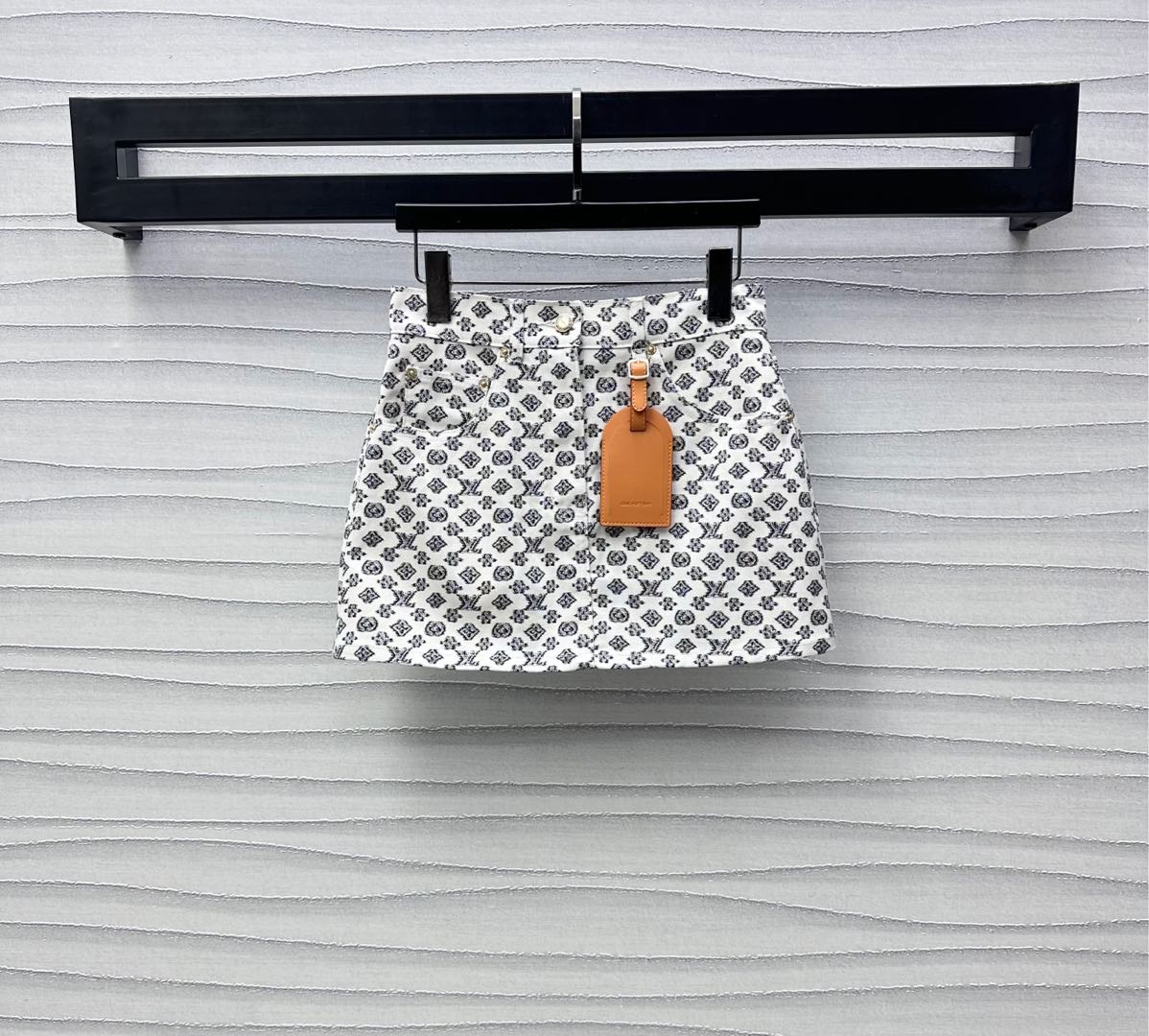 NO:425298,Louis Vuitto*2025 new product is available for printed high-waist skirt custom YB imported twill cotton material, crisp, comfortable and stylish, full-print iconic four-leaf clover letter logo pattern, highlighting the brand tone, high-waist buckle symmetrical pocket pattern design with engraved leather logo embellishment and decoration, adding layered look, surface auxiliary material development, high-waist straight skirt tailoring, can be matched with vest jackets in the same series, commuting and date set out to be brilliant and fashionable, series development, high-version,,louis vuitton, skirts, jackets & coats,alexander wang19860909Louis Vuitto*2025新品上架印花高腰半裙定制YB进口斜纹棉材质 挺括舒适有型 通体满印标志性四叶草字母徽标图案 彰显品牌调性 高腰系扣对称口袋版型设计配合刻印皮标点缀装饰 增添造型层次感 面辅料开发 高腰直筒短裙剪裁 可搭配同系列马甲外套 通勤约会成套穿搭出彩时髦 系列开发 高版本,,louis vuitton,skirts,jackets & coats,alexander wang,Women's clothing