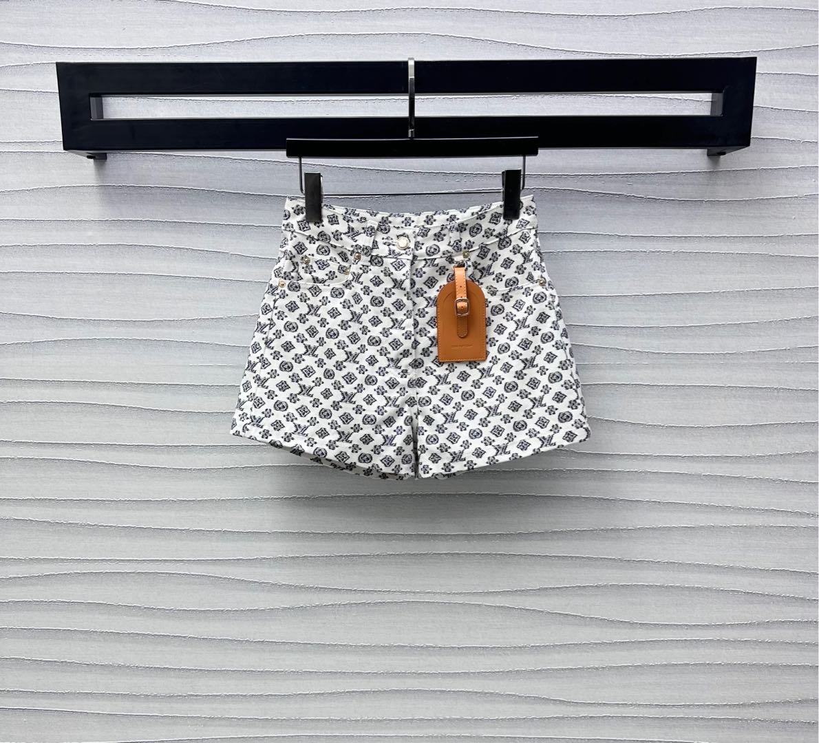 NO:425274,Louis Vuitto*2025 new product is available for printing high-waist shorts customized YB imported twill cotton material, crisp, comfortable and stylish, full-print iconic four-leaf clover letter logo pattern, highlighting the brand tone, high-waist buckle symmetrical pocket pattern design with engraved leather logo embellishment and decoration, adding layered look, surface auxiliary material development, high-waist straight-leg shorts cut, can be matched with vest jackets in the same series, commuting and date set out to be brilliant and fashionable, series development, high-version, louis vuitton, shorts, jackets & coats, alexander wang19860909Louis Vuitto*2025新品上架印花高腰短裤定制YB进口斜纹棉材质 挺括舒适有型 通体满印标志性四叶草字母徽标图案 彰显品牌调性 高腰系扣对称口袋版型设计配合刻印皮标点缀装饰 增添造型层次感 面辅料开发 高腰直筒短裤剪裁 可搭配同系列马甲外套 通勤约会成套穿搭出彩时髦 系列开发 高版本,,louis vuitton,shorts,jackets & coats,alexander wang,Women's clothing