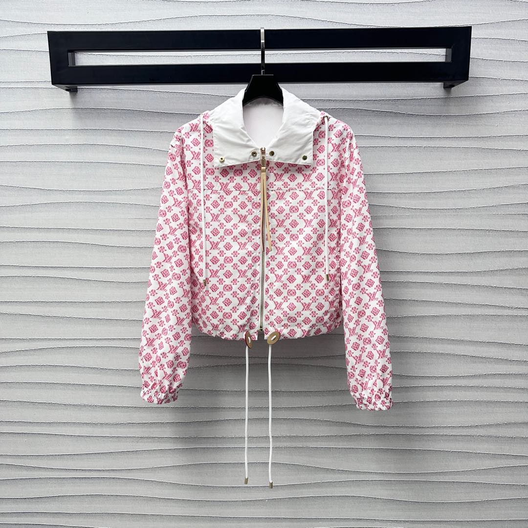 NO:425291,Louis Vuitto*2025 new product is available for printing hooded jacket custom YB imported sun protection material, crisp and stylish, full texture, decorated with letter logos of four-leaf clover elements, highlighting the brand tone, combined with the inner breathable mesh and leather zipper buckle adjustment design, add to the styling layering, surface auxiliary materials development Hooded charge jacket tailoring, can be matched with the same series of shorts, complete sets of outfits are brilliant and fashionable, high version, louis vuitton, shorts, jackets & coats, jackets & coats, hats, alexander wang19860909Louis Vuitto*2025新品上架印花连帽夹克外套定制YB进口防晒材质 挺括有型 质感十足 通体饰以满铺四叶草元素字母徽标装饰 彰显品牌调性 配合内里透气网面和皮标拉链扣调节设计 增添造型层次感 面辅料开发 连帽冲锋夹克外套剪裁 可搭配同系列短裤 成套穿搭出彩时髦  高版本,,louis vuitton,shorts,jackets & coats,jackets & coats,hats,alexander wang,Women's clothing