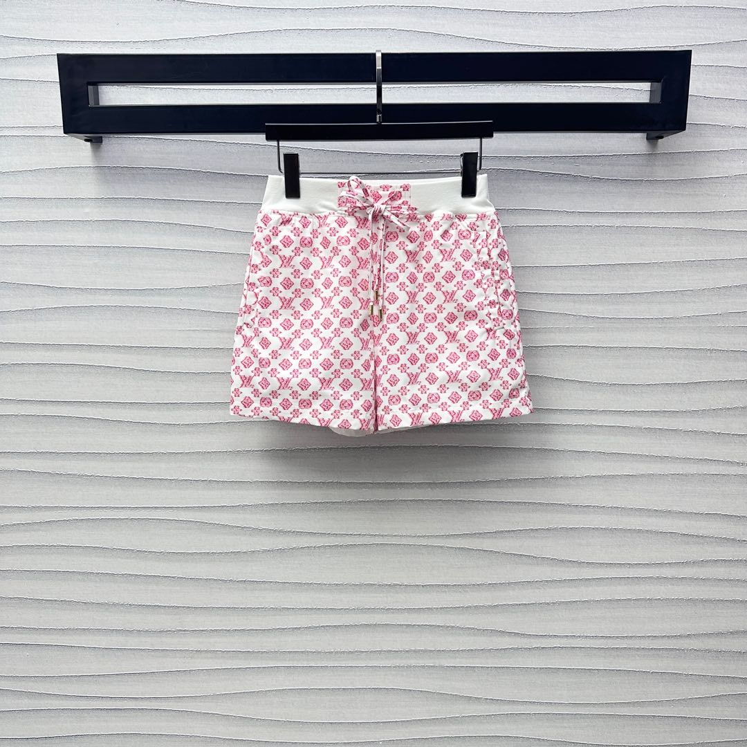 NO:425275,Louis Vuitto*2025 new product is available for printing drawstring shorts customized YB imported sun protection material, crisp and stylish, full texture, decorated with printed four-leaf clover elements, highlighting the brand tone, the waist splicing elastic thread design fits the waist and abdomen, symmetrical pockets portable and practical, adding layered styling, surface auxiliary materials development, high waist straight shorts cut, can be matched with jackets in the same series, complete sets of outfits are brilliant and fashionable, high version,,louis vuitton, shorts, jackets & coats,alexander wang19860909Louis Vuitto*2025新品上架印花抽绳短裤定制YB进口防晒材质 挺括有型 质感十足 通体饰以满印四叶草元素字母徽标装饰 彰显品牌调性 腰间拼接弹力螺纹设计贴合腰腹 对称口袋便携实用 增添造型层次感 面辅料开发 高腰直筒短裤剪裁 可搭配同系列夹克 成套穿搭出彩时髦  高版本,,louis vuitton,shorts,jackets & coats,alexander wang,Women's clothing