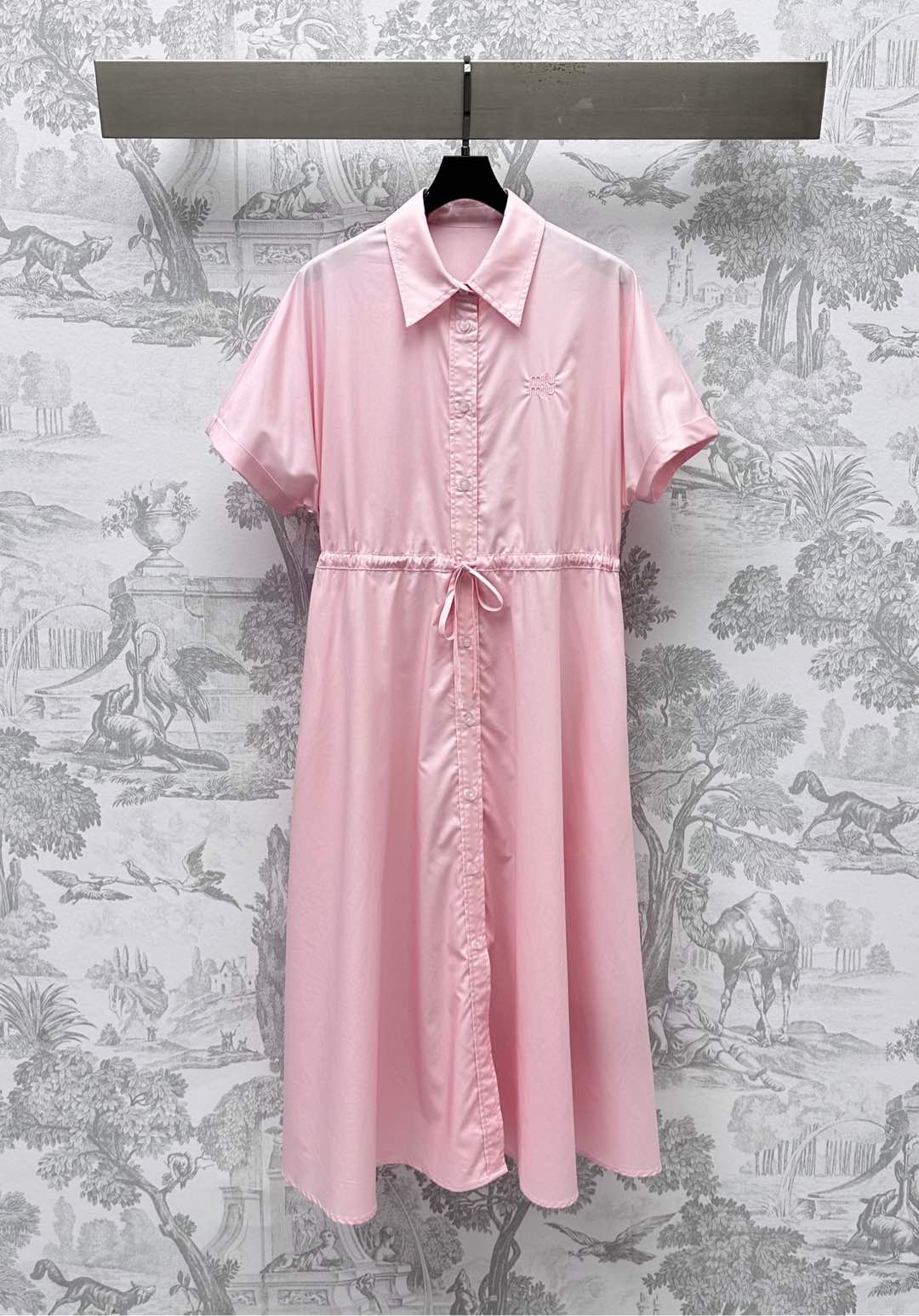 NO:420256,Miumi*2025 new product lapel drawstring dress customized YB imported twill cotton material breathable and comfortable, full texture, full of voxel color, open button adjustment, matching the waist-facing design of the drawstring, adding layered look, iconic embroidered letter logo decoration on the chest, highlighting the brand tone, facial auxiliary material development, lapel dress tailoring, daily commuting and date wear simple and atmospheric, fashionable and age-reducing, high-version, miumiu, skirts, alexander wang19860909Miumi*2025新品上架翻领抽绳连衣裙定制YB进口斜纹全棉材质 透气舒适 质感十足 通体素色沿用开襟纽扣调节处理 配合腰间本布抽绳收腰设计 增添造型层次感 胸前点缀标志性刺绣字母徽标装饰 彰显品牌调性 面辅料开发 翻领连衣裙剪裁 日常通勤约会穿搭简约大气 时髦减龄  高版本,,miumiu,skirts,alexander wang,Women's clothing