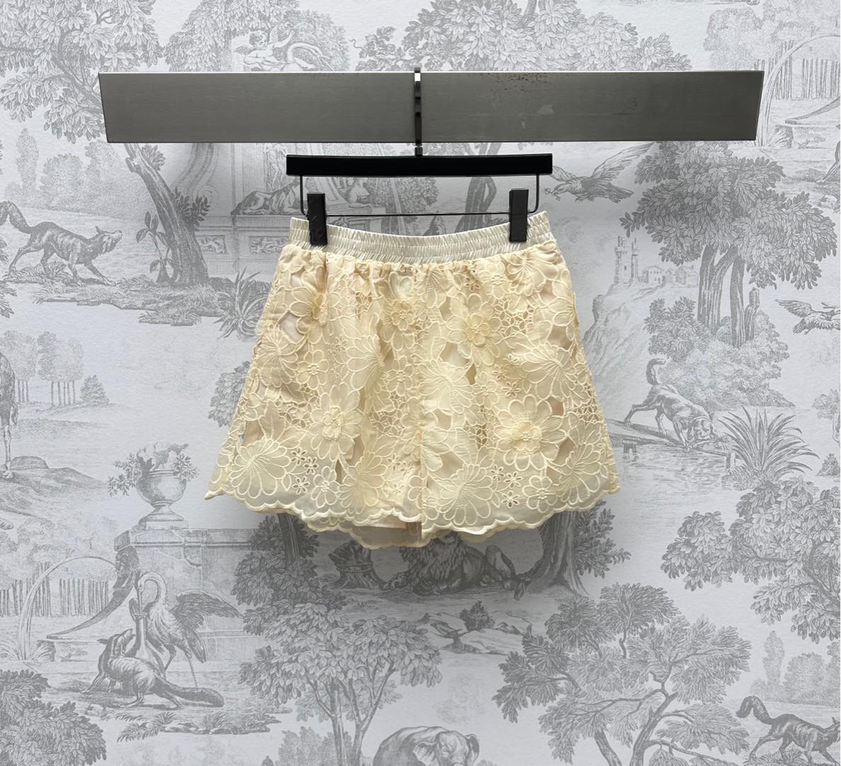 NO:420300,Dio*2025 new product is on the shelves of heavy industry water-soluble lace shorts customized YB imported water-soluble lace material, crisp, comfortable and breathable, full body embroidered water-soluble lace fabric, gorgeous heavy industry texture, highlighting the brand tone, comes with lining to prevent exposure and safe wear, use elastic waist belt to modify the waist and hips to make it look slimmer, adds a sense of styling, facial auxiliary materials development, high waist shorts cut, casual outfits to make it look fashionable and retro, high version 2 colors, dior, shorts, alexander wang19860909Dio*2025新品上架重工水溶蕾丝短裤定制YB进口水溶蕾丝材质 挺括舒适透气 通体绣花水溶蕾丝面料华丽重工显质感 彰显品牌调性 自带内衬防走光安心穿搭 沿用弹力腰带修饰腰胯更显瘦 增添造型层次感 面辅料开发 高腰短裤剪裁 随意穿搭更显时髦复古   高版本2色,,dior,shorts,alexander wang,Women's clothing