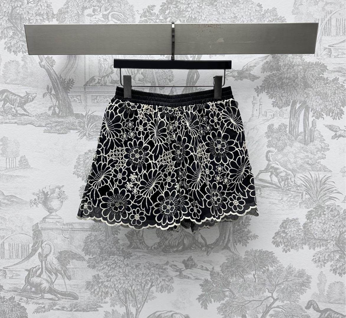 NO:420324,Dio*2025 new product is on the shelves of heavy industry water-soluble lace shorts customized YB imported water-soluble lace material, crisp, comfortable and breathable, full body embroidered water-soluble lace fabric, gorgeous heavy industry texture, highlighting the brand tone, comes with lining to prevent exposure and safe wear, use elastic waist belt to modify the waist and hips to make it look slimmer, adds a sense of styling, facial auxiliary materials development, high waist shorts cut, casual outfits to make it look fashionable and retro, high version 2 colors, dior, shorts, alexander wang19860909Dio*2025新品上架重工水溶蕾丝短裤定制YB进口水溶蕾丝材质 挺括舒适透气 通体绣花水溶蕾丝面料华丽重工显质感 彰显品牌调性 自带内衬防走光安心穿搭 沿用弹力腰带修饰腰胯更显瘦 增添造型层次感 面辅料开发 高腰短裤剪裁 随意穿搭更显时髦复古   高版本2色,,dior,shorts,alexander wang,Women's clothing