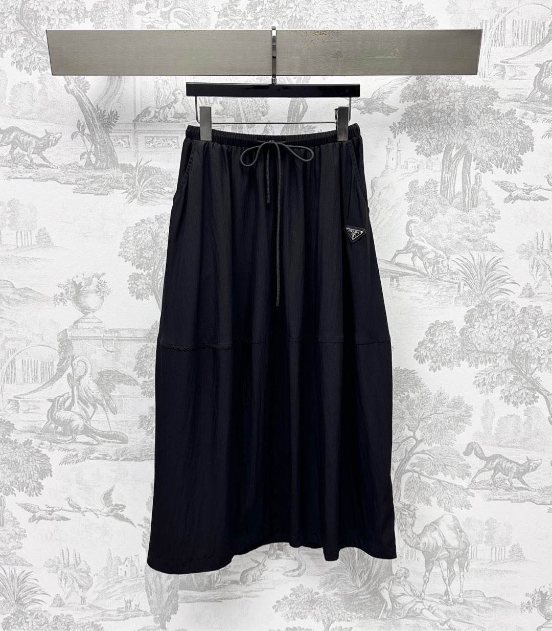 NO:420274,Pard*2025 new product is available on the shelves of high-waist drawstring skirt, customized YB imported twill material, breathable, sleek and stylish, drawstring adjustment design, combined with symmetrical waist pocket decoration, add layered look, the hem is expanded to the umbrella-shaped pleated skirt, successfully slimming the hips, modify the legs, slimming and relaxing, single-sided waist and hips are decorated with the iconic triangle logo, highlighting the brand tone, surface auxiliary materials development, high-waist mid-length skirt style cut, daily commuting, simple and atmospheric, fashionable and age-reducing, high-version, skirts, alexander wang19860909Pard*2025新品上架高腰抽绳半裙定制YB进口斜纹绸材质 透气垂顺有型 沿用抽绳调节设计 配合腰间对称口袋装饰 增添造型层次感 下摆外扩伞状压褶裙边 成功显瘦遮胯 修饰腿形显瘦松弛 单侧腰胯饰以标志性三角徽标点缀装饰 彰显品牌调性 面辅料开发 高腰中长半裙版型剪裁 日常通勤随意穿搭简约大气 时髦减龄  高版本,,skirts,alexander wang,Women's clothing