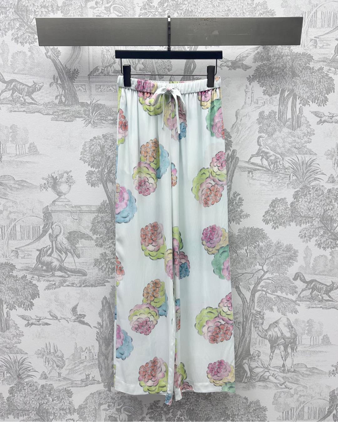 NO:418604,Louis Vuitto*2025 new product is available for printing drawstring straight trousers customized YB imported twill material, sagging and comfortable, full texture, voxel color base, matched with flowers and branches and leaves patterns to highlight the brand tone, use this cloth belt adjustment design, matched with the details of the waist pockets at the waist to add layering, surface auxiliary materials development, high-waist straight trousers style cut, daily commuting outfit is simple and atmospheric, fashionable and age-reducing, high-version, louis vuitton, alexander wang19860909Louis Vuitto*2025新品上架印花抽绳直筒长裤定制YB进口斜纹绸材质 垂顺舒适 质感十足 通体素色打底 搭配花朵枝叶图案点缀 彰显品牌调性 沿用本布腰带调节设计 搭配腰间单侧口袋细节装饰 增添造型层次感 面辅料开发 高腰直筒长裤版型裁剪 日常通勤穿搭简约大气 时髦减龄   高版本,,louis vuitton,alexander wang,Women's clothing