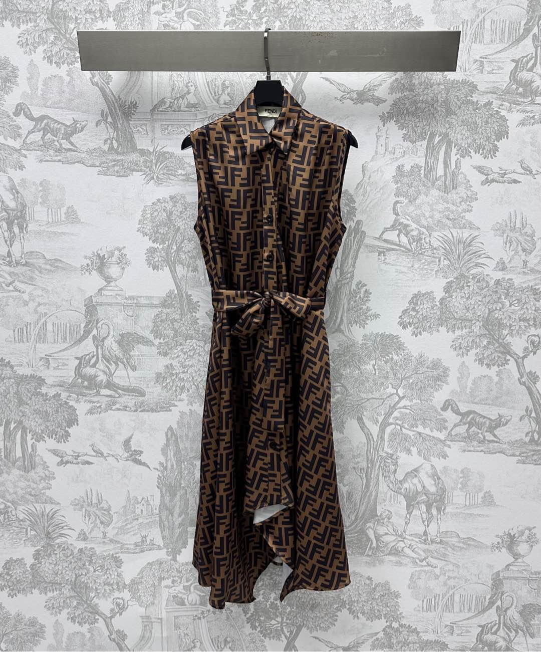 NO:420236,Fend*2025 new product is on the shelves of lapel printed vest skirts, customized YB imported twill material, hangs and comfortable, full texture, full of printed double F letter logo elements, matched with open button adjustment design, highlight the brand tone, use this cloth waistband embellishment to add styling layering, surface auxiliary materials development, lapel vest skirt tailoring, daily commuting and vacation outfits are high-end, high-end version, fendi, skirts, alexander wang19860909Fend*2025新品上架翻领印花背心裙定制YB进口斜纹绸材质 垂顺舒适 质感十足 通体满印双F字母徽标元素 搭配开襟纽扣调节设计 彰显品牌调性 沿用本布腰带点缀 增添造型层次感 面辅料开发 翻领背心裙剪裁 日常通勤度假穿搭高级洋气 高版本,,fendi,skirts,alexander wang,Women's clothing