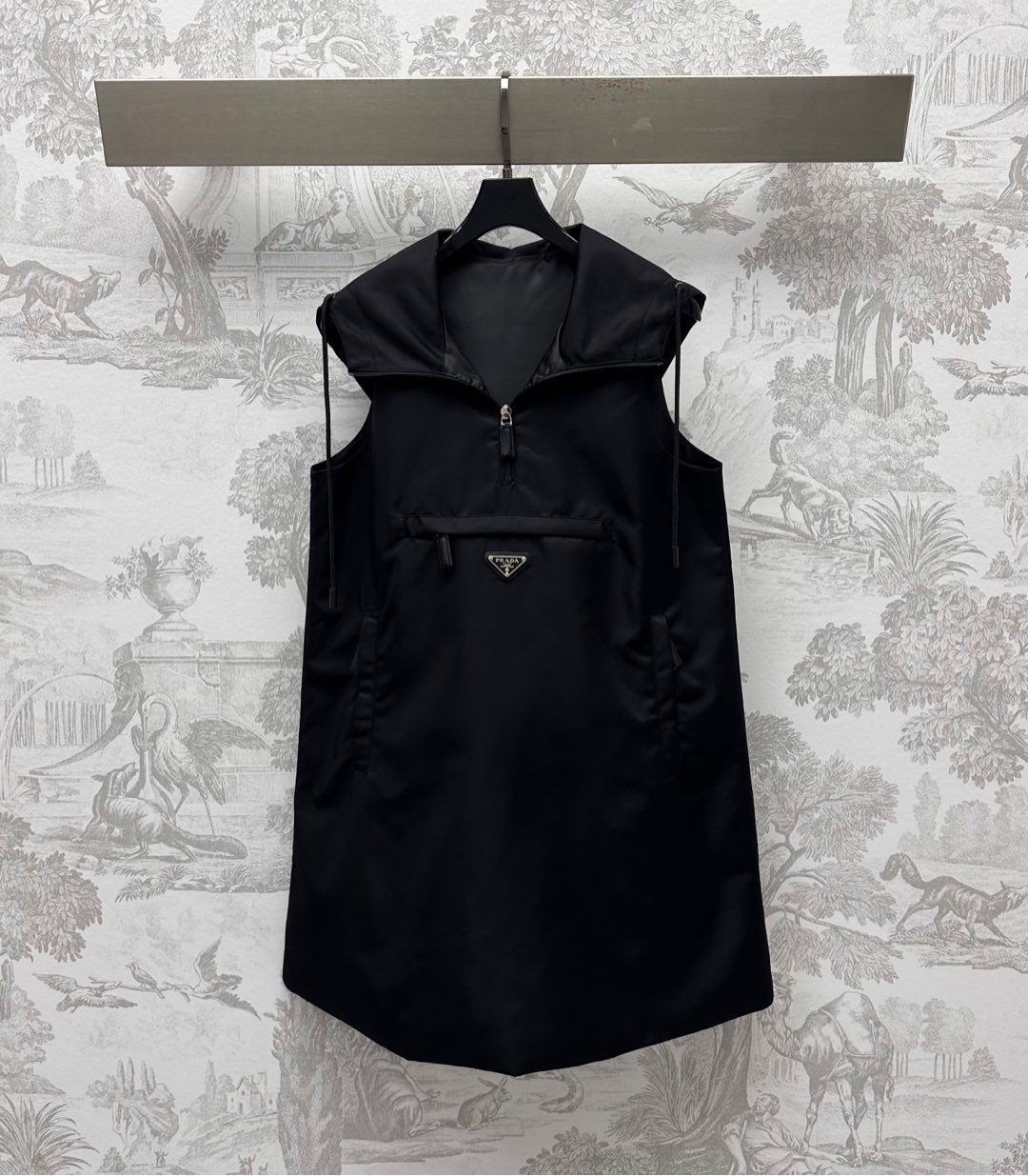 NO:420223,Prad*2025 new product launches drawstring hooded vest skirt custom YB imported recycled nylon material comfortable three-dimensional and stylish, full texture. Use zipper tilt to adjust the neckline to add layered style. Symmetric pocket decoration at waist and hips. Combined with the iconic letter badge on the chest, highlighting the brand tone. Face and auxiliary materials development. Pull-head hooded vest skirt tailoring. Daily commuting and date wear is simple and fashionable. High-version, prada, skirts, hats, alexander wang19860909Prad*2025新品上架抽绳连帽背心裙定制YB进口再生尼龙材质 舒适立体有型 质感十足 沿用拉链开襟调节领口抽绳设计 增添造型层次感 腰胯处对称口袋装饰 配合胸前标志性字母徽章点缀 彰显品牌调性 面辅料开发 套头连帽背心裙剪裁 日常通勤约会穿搭简约时髦   高版本,,prada,skirts,hats,alexander wang,Women's clothing