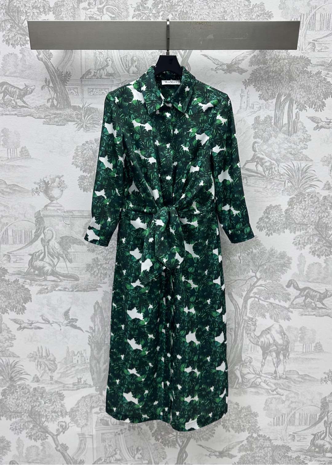 NO:418673,Maxmar*2025 new product lapel print dress custom YB imported twill thick material breathable and comfortable, full texture, full of texture, full of branches and leaves, forest pattern elements, highlight the brand tone, use open-clad button adjustment design, loose silhouette, simple and atmospheric, present high-end forest low-key luxury, surface auxiliary material development, lapel short-sleeved dress tailoring, daily commuting outfits, present casual and free style, high-end version, skirts, T-shirt, alexander wang19860909Maxmar*2025新品上架翻领印花连衣裙定制YB进口斜纹稠材质 透气舒适 质感十足 通体印满枝叶森系图案元素设计 彰显品牌调性 沿用开襟纽扣调节设计 宽松廓形简约大气 呈现高级森系低调奢华 面辅料开发 翻领短袖连衣裙剪裁 日常通勤穿搭出彩时髦 呈现随性自由风格  高版本,,skirts,T-shirt,alexander wang,Women's clothing