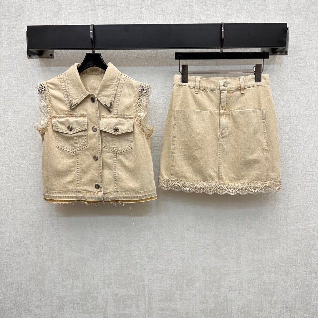 NO:418523,Valentin*2025 new product launches lace denim vest short skirt suit custom YB imported twill cotton denim material breathable and comfortable and stylish Variety color and cuff skirt hem with wavy lace splicing design to add layering of the shape. The collar tip pocket embellishes the iconic metal V-mark decoration to highlight the brand tone. The surface and auxiliary materials development Lapel open-clad vest paired with high waist pocket short skirt suit. Complete sets of high-end fashion. High-version, valentino, skirts, alexander wang19860909Valentin*2025新品上架蕾丝牛仔马甲短裙套装定制YB进口斜纹全棉牛仔材质 透气舒适有型 通体素色配合袖口裙摆饰以波浪蕾丝花边拼接设计 增添造型层次感 领尖口袋点缀标志性金属V标装饰 彰显品牌调性 面辅料开发 翻领开襟马甲搭配高腰口袋短裙套装 成套穿搭高级时髦 高版本,,valentino,skirts,alexander wang,Women's clothing