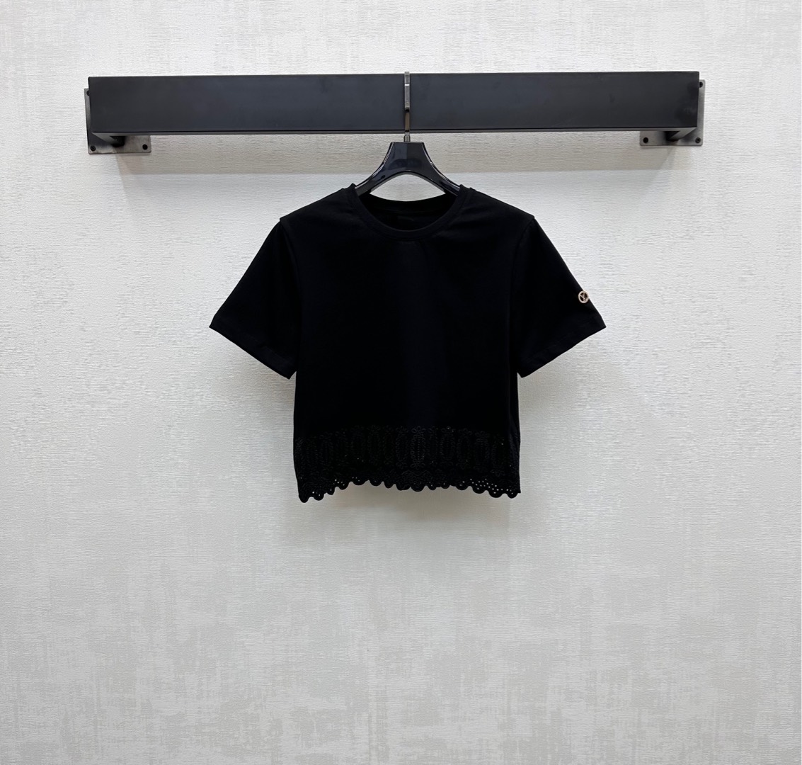 NO:418506,Louis Vuitto*2025 new product is on the shelves of spliced ​​embroidered short custom YB imported mercerated cotton material breathable and comfortable, full texture, large body, voxel color, and stitched embroidered logo elements, highlighting the brand tone, hollow waist-exposed detail design, back button plaid treatment, add to the styling layering, surface auxiliary material development, round neck short T-shirt tailoring, single layering, showing loose tone, first choice for fashionable outfits in all seasons, high version 2 colors,,louis vuitton,tees, t-shirt,alexander wang19860909Louis Vuitto*2025新品上架拼接绣花短款定制YB进口丝光全棉材质 透气舒适 质感十足 大身通体素色配合衣摆拼接绣花徽标元素 彰显品牌调性 镂空露腰细节设计后背纽扣开襟处理 增添造型层次感 面辅料开发 圆领短款T恤剪裁 单穿叠穿尽显松弛调性 四季时髦穿搭首选  高版本2色,,louis vuitton,tees，t-shirt,alexander wang,Women's clothing