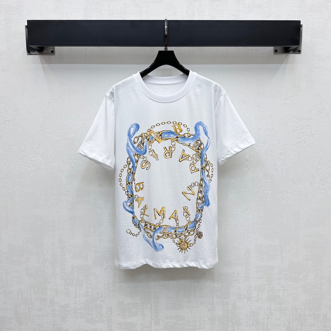 NO:418655,Balmai*2025 new product is on the shelves of chain printing custom YB imported mercerized cotton material breathable and comfortable, full texture. The chest is decorated with a large area of ​​blue and gold color scheme outlines the ribbon waist chain chain printing pattern to add layered style. The iconic letter logo elements are interwoven to show the brand tone. The development of surface accessories and accessories. Regular short-sleeved T-shirt tailoring. Single wear and stylish inner wear. High-end version, balmain, T-shirt,tees, t-shirt,alexander wang19860909Balmai*2025新品上架链条印花定制YB进口丝光全棉材质 透气舒适 质感十足 胸前饰以大面积蓝金配色勾勒丝带腰链链条印花图案 增添造型层次感 标志性字母徽标元素穿插融入 彰显品牌调性 面辅料开发 常规短袖T恤剪裁 单穿内搭出彩时髦  高版本,,balmain,T-shirt,tees，t-shirt,alexander wang,Women's clothing