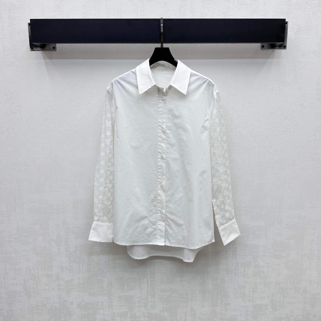 NO:418658,Louis Vuitto*2025 new product is available for the shelves of Jacquard Spliced ​​Long Sleeve Shirt Customized YB imported twill cotton material, breathable and comfortable, full texture, large body plain hand sleeves spliced ​​with iconic jacquard letters, four-leaf clover elements, highlighting the brand tone, neatly cut and texture, loose silhouette, to accommodate body shape, detachable collar design, add layered look, surface auxiliary material development, two-wear long-sleeved shirt tailoring, can be matched with the same series of shorts, easy to wear on commuting and vacation to create a fashionable look, high-end version,,louis vuitton, shorts,shirts,alexander wang19860909Louis Vuitto*2025新品上架提花拼接长袖衬衫定制YB进口斜纹全棉材质 透气舒适 质感十足 大身素色手袖拼接标志性提花字母四叶草元素 彰显品牌调性 裁剪利落显质感 廓形宽松版型 起到包容身材效果 可拆卸领边设计 增添造型层次感 面辅料开发 两穿长袖衬衣剪裁 可搭配同系列短裤 通勤度假轻松穿搭出洋气感   高版本,,louis vuitton,shorts,shirts,alexander wang,Women's clothing