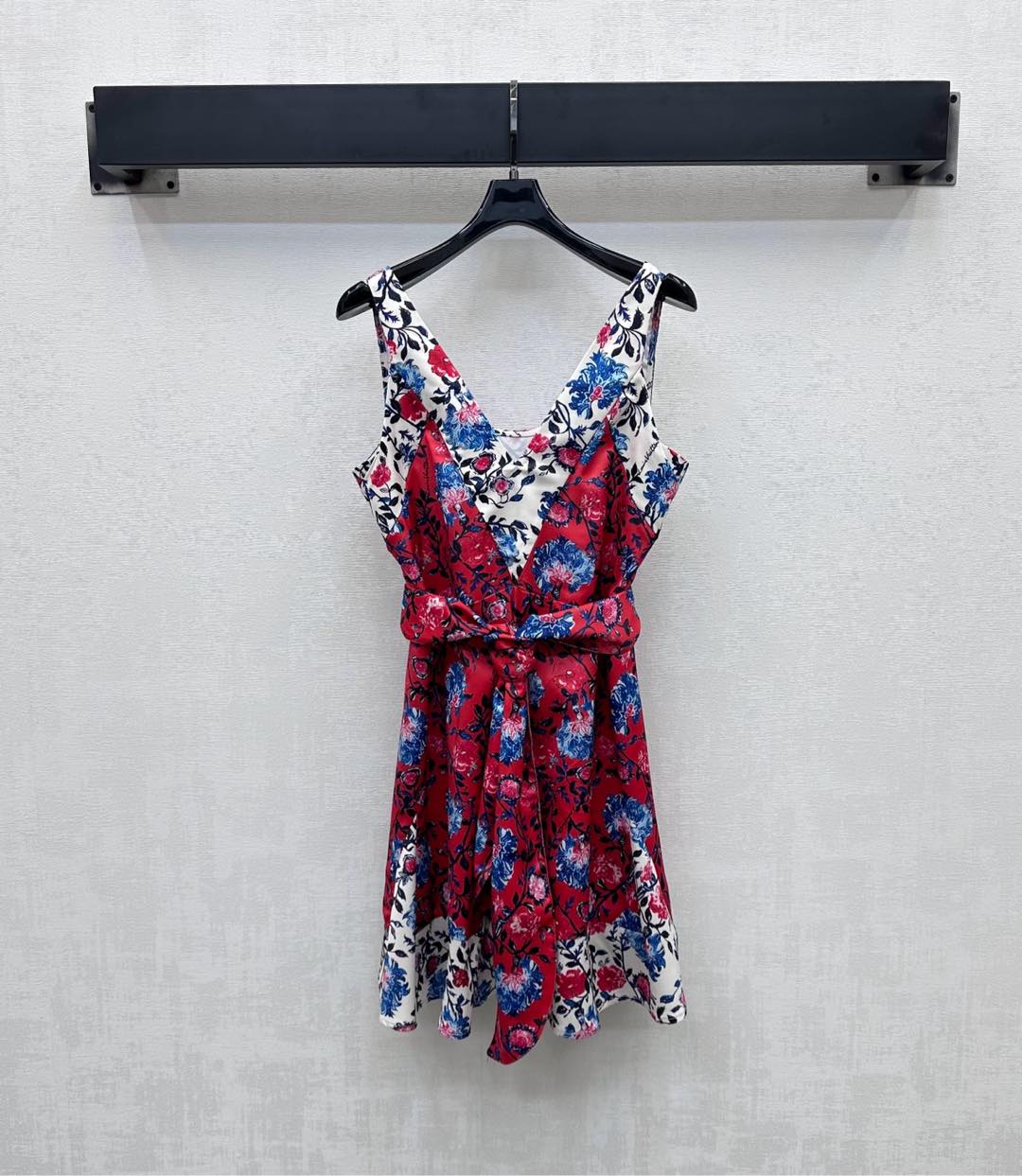 NO:418580,Louis Vuitto*2025 new product is available for printing strap vest skirt custom YB imported twill thick material, smooth and comfortable, all with white, red and blue flowers, branches and leaves, and other natural elements pattern to highlight the brand tone, echoing the hot vacation atmosphere of the hot summer, using cutting and details to improve the exquisiteness, and using micro-A pleated skirt to modify the lines to add a sense of styling. High waist belt adjusts the upper and lower proportions, modifying the umbrella-shaped exterior expansion design, the upper body is slimmer and inclusive, surface auxiliary materials development, deep V suspender dress tailoring, commuting and dating vacation outfits, fashionable, high version,,louis vuitton, skirts, alexander wang19860909Louis Vuitto*2025新品上架印花绑带背心裙定制YB进口斜纹稠材质 光泽垂顺舒适 通体白红蓝花朵枝叶等自然元素图案 彰显品牌调性 呼应炎炎夏日的热辣度假气息 利用裁剪和细节提升精致度 配合微A压褶裙摆修饰线条 增添造型层次感 高腰位本布腰带调节划分上下比例 修饰伞状外扩设计 上身更为显瘦包容 面辅料开发 深V吊带连衣裙剪裁 通勤约会度假穿搭出彩时髦 高版本,,louis vuitton,skirts,alexander wang,Women's clothing